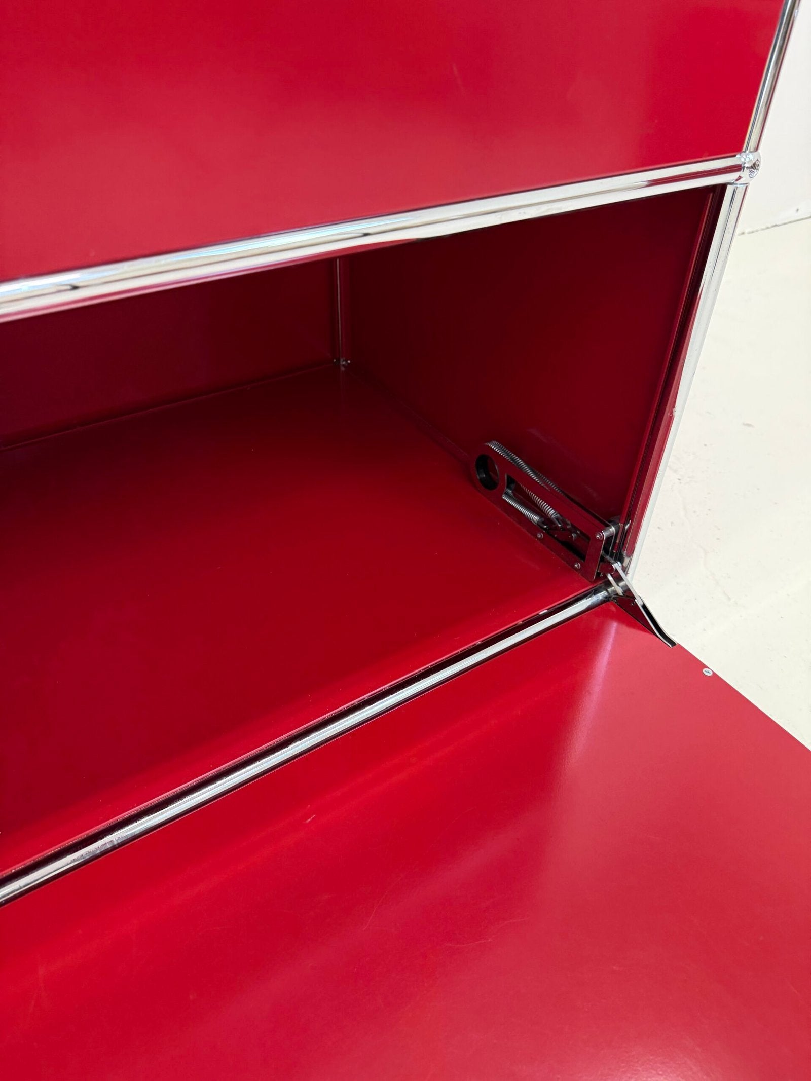 USM HALLER "ROUGE RUBIS" – MEUBLE DE RANGEMENT (ETAT NEUF)