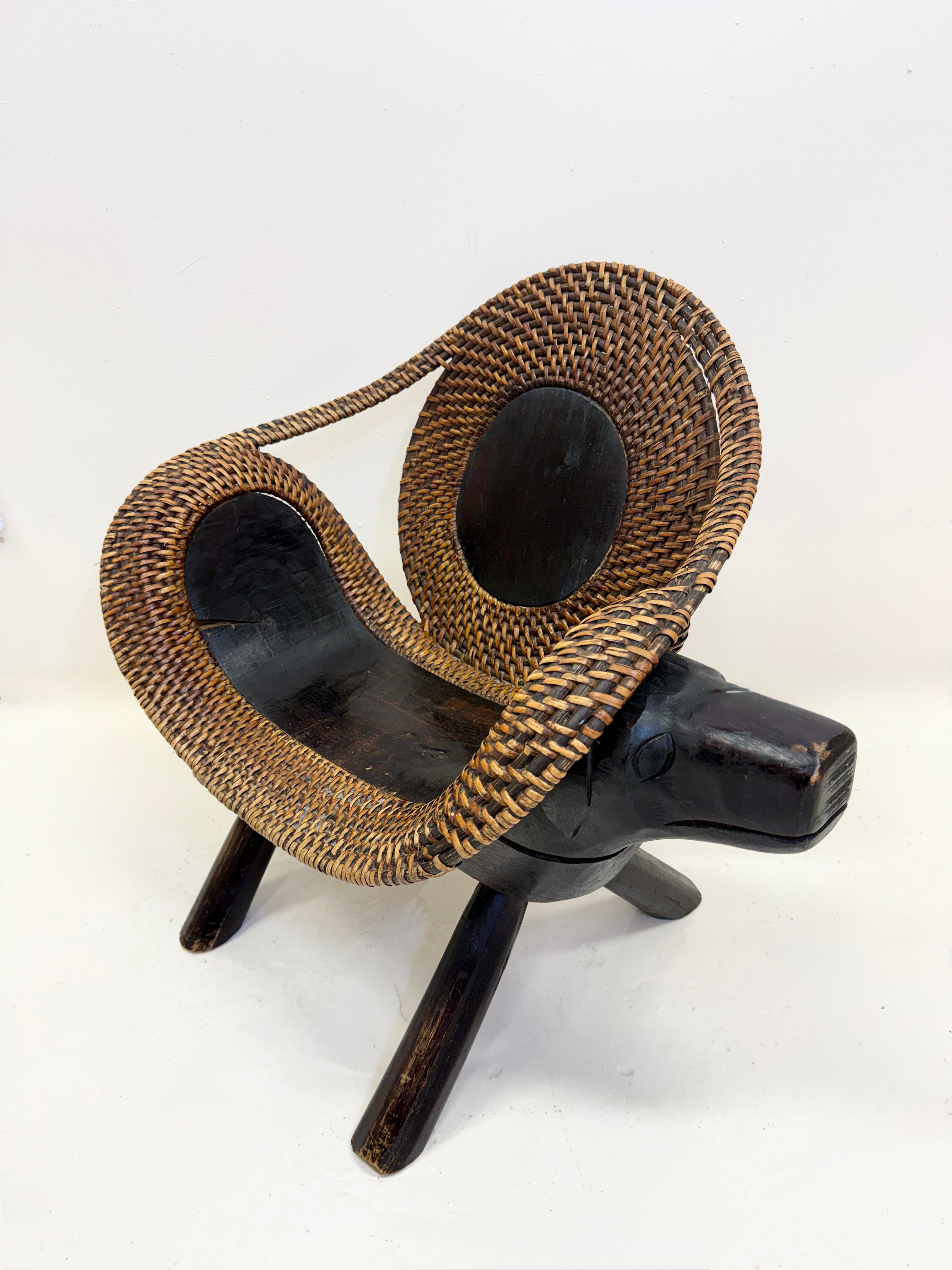 CHAISE ZOOMORPHE « CHIEN » EN BOIS ET ROTIN TRESSÉ, 1960s