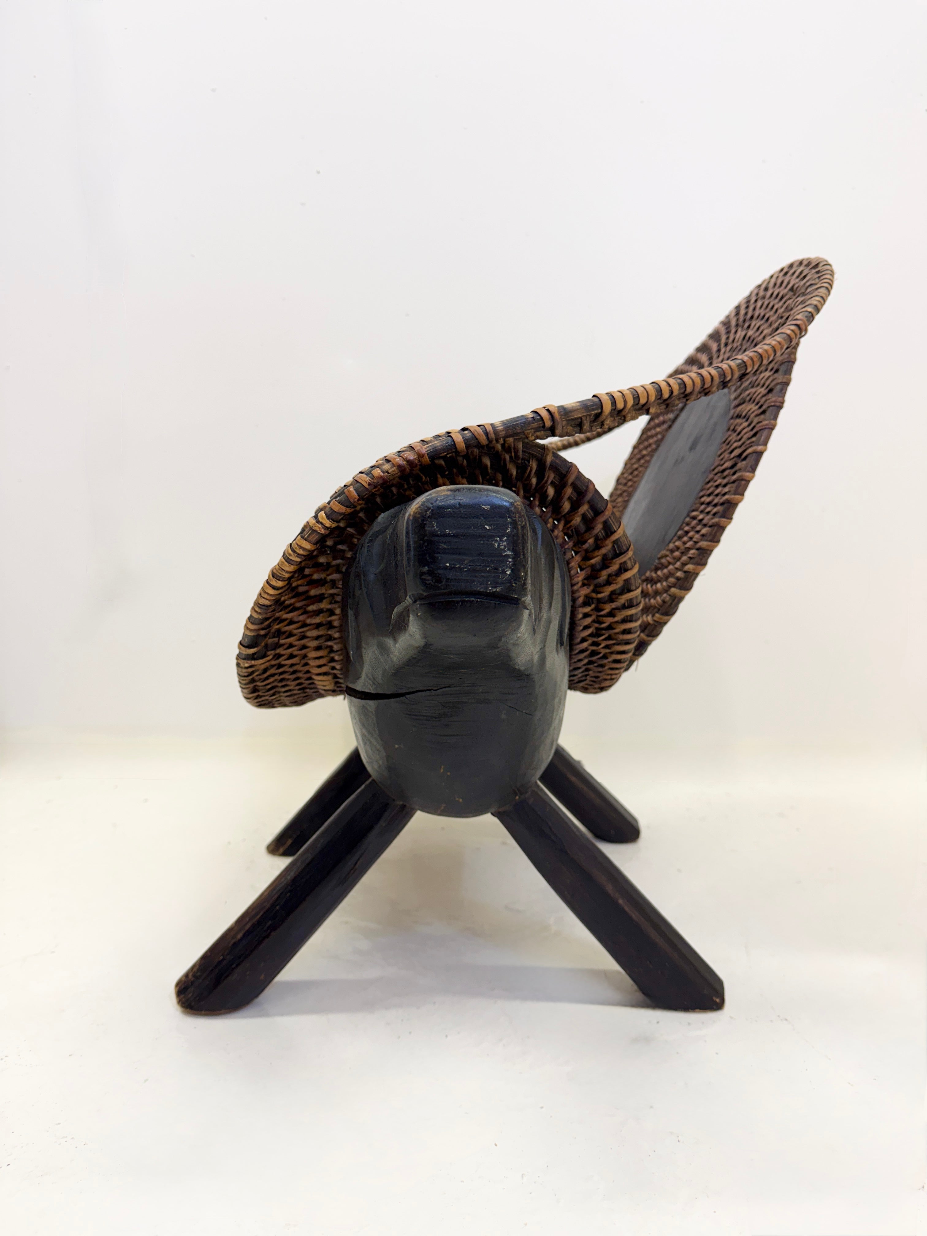 CHAISE ZOOMORPHE « CHIEN » EN BOIS ET ROTIN TRESSÉ, 1960s