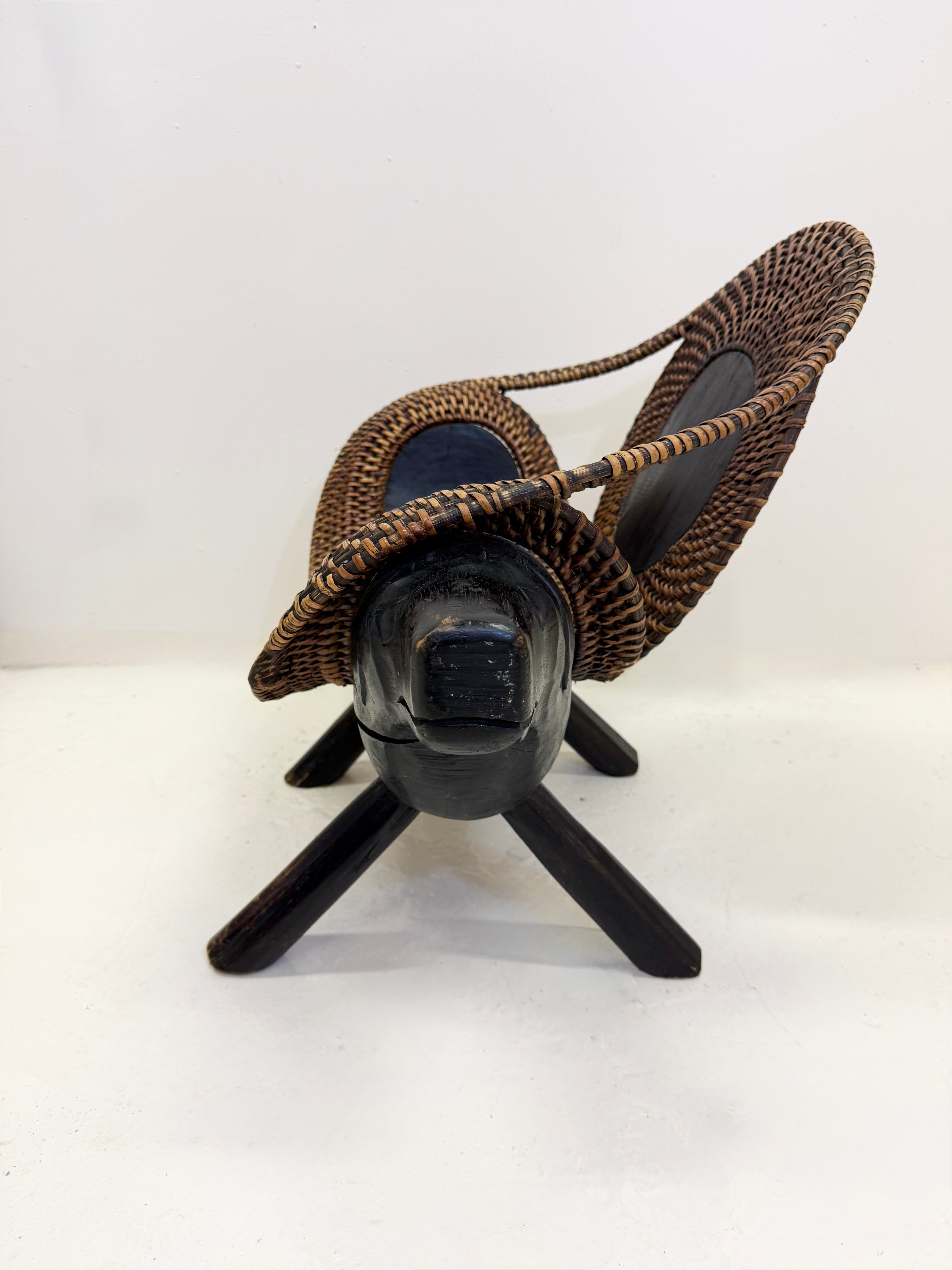 CHAISE ZOOMORPHE « CHIEN » EN BOIS ET ROTIN TRESSÉ, 1960s