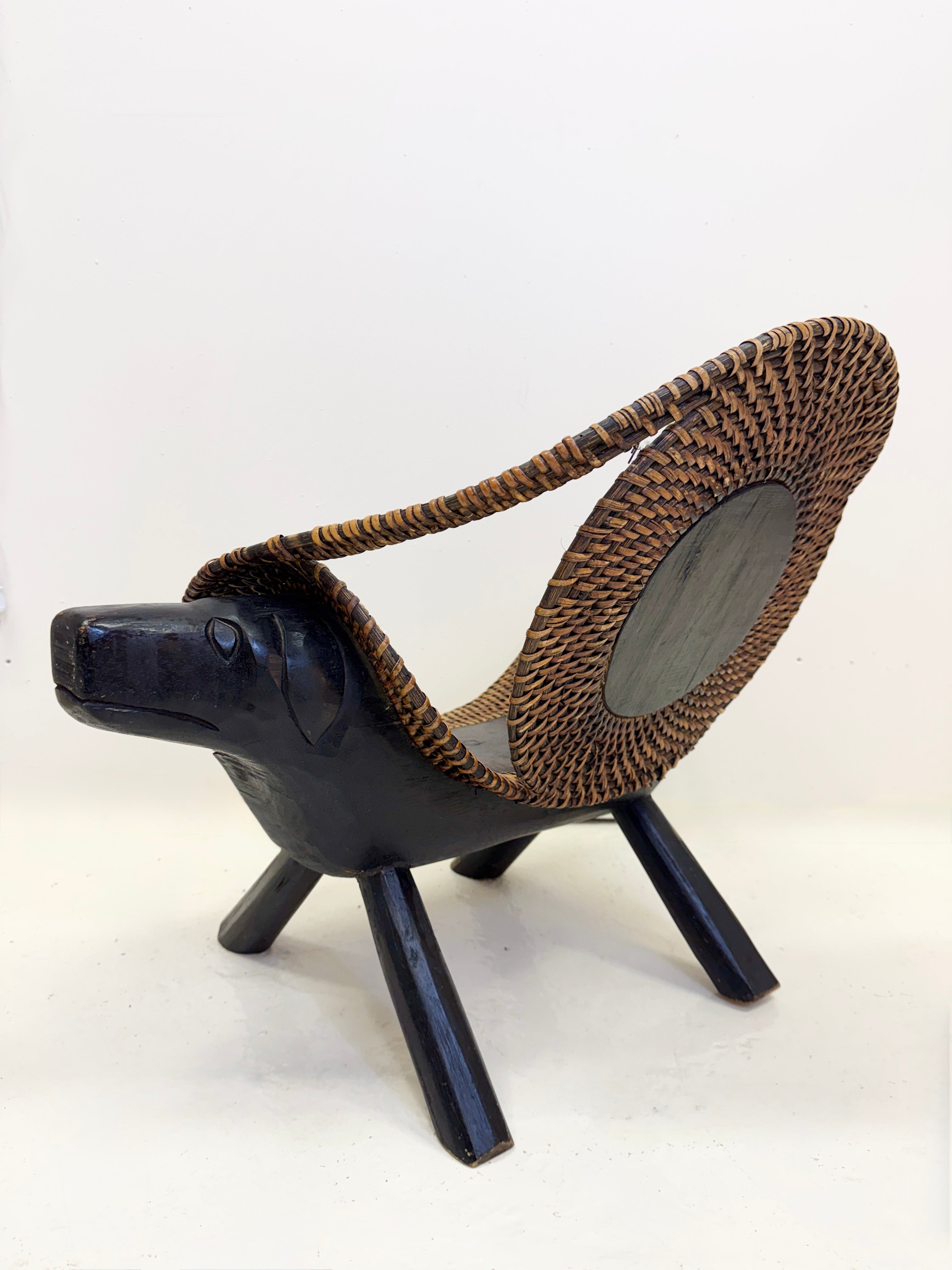 CHAISE ZOOMORPHE « CHIEN » EN BOIS ET ROTIN TRESSÉ, 1960s