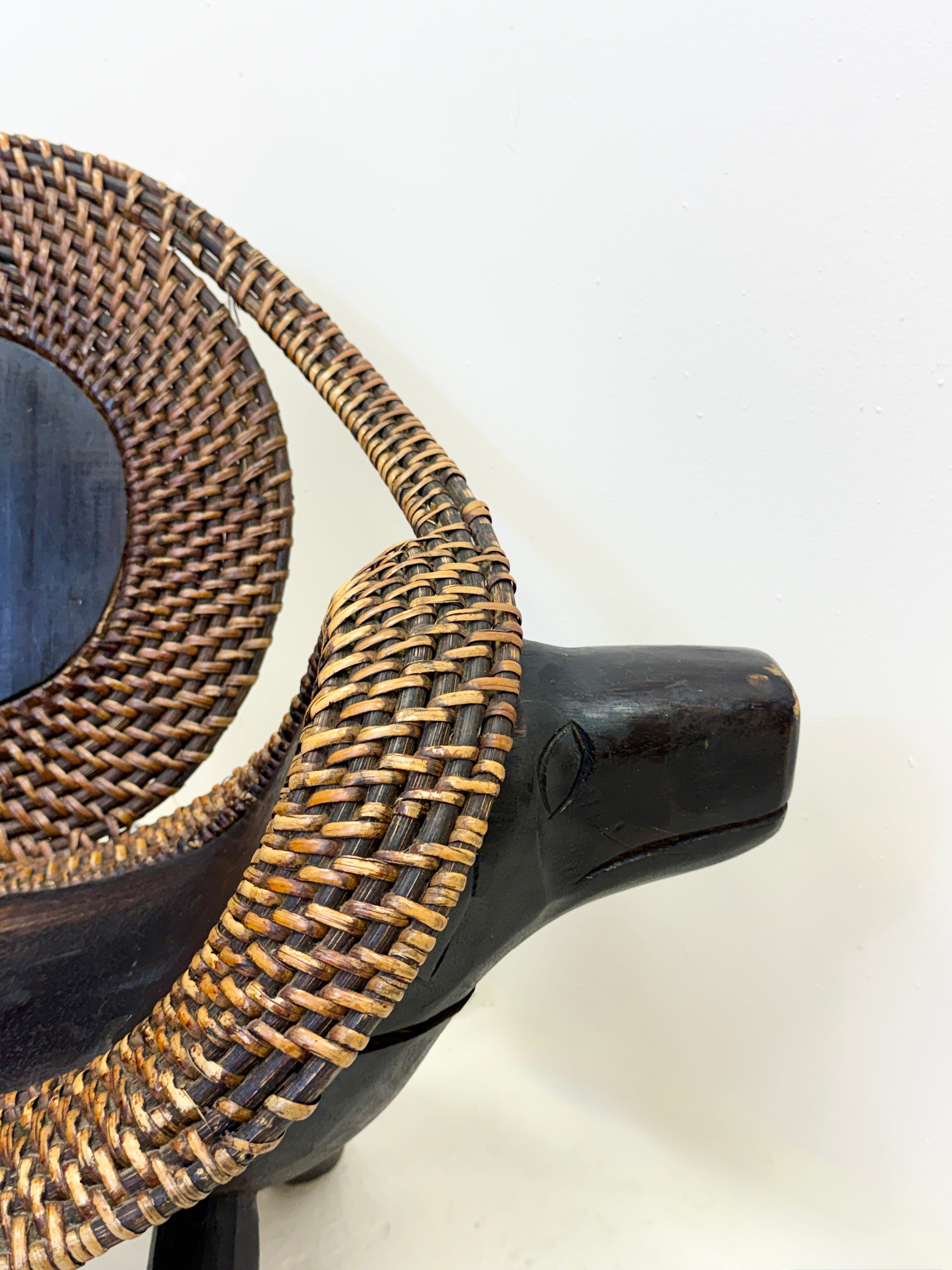 CHAISE ZOOMORPHE « CHIEN » EN BOIS ET ROTIN TRESSÉ, 1960s