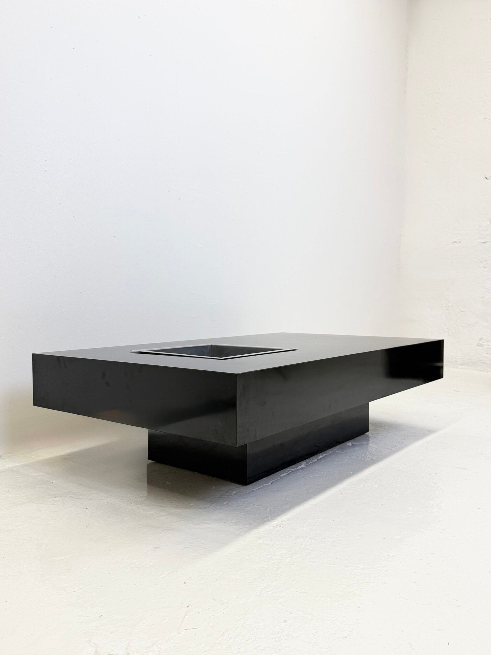 TABLE BASSE MINIMALISTE — ITALY, 1970s