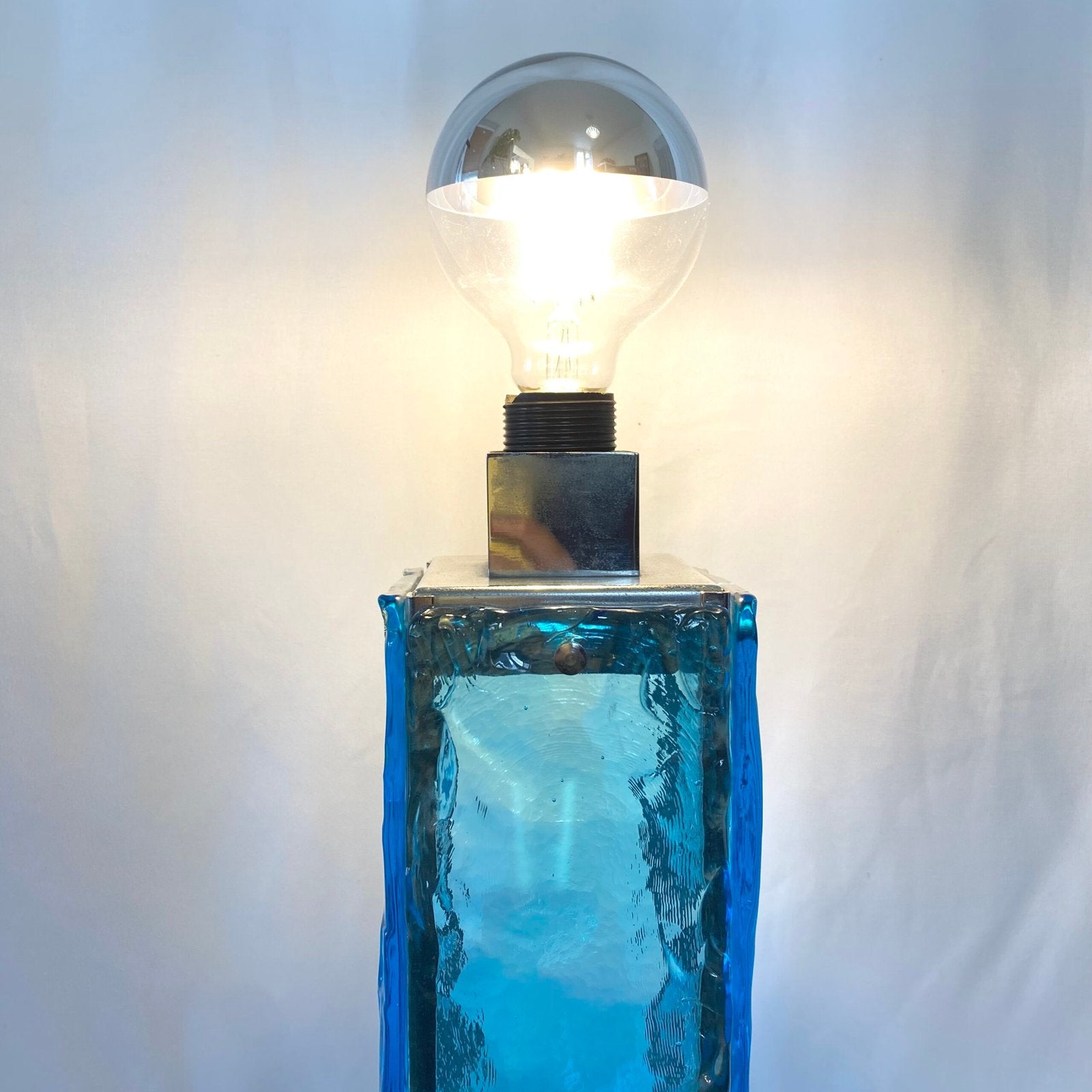GRANDE LAMPE MURANO BLEU ET CHROME, 1960s. ITALY