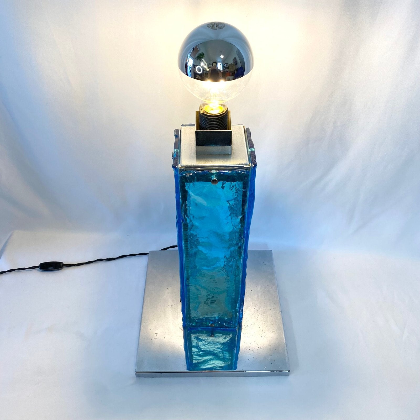 GRANDE LAMPE MURANO BLEU ET CHROME, 1960s. ITALY