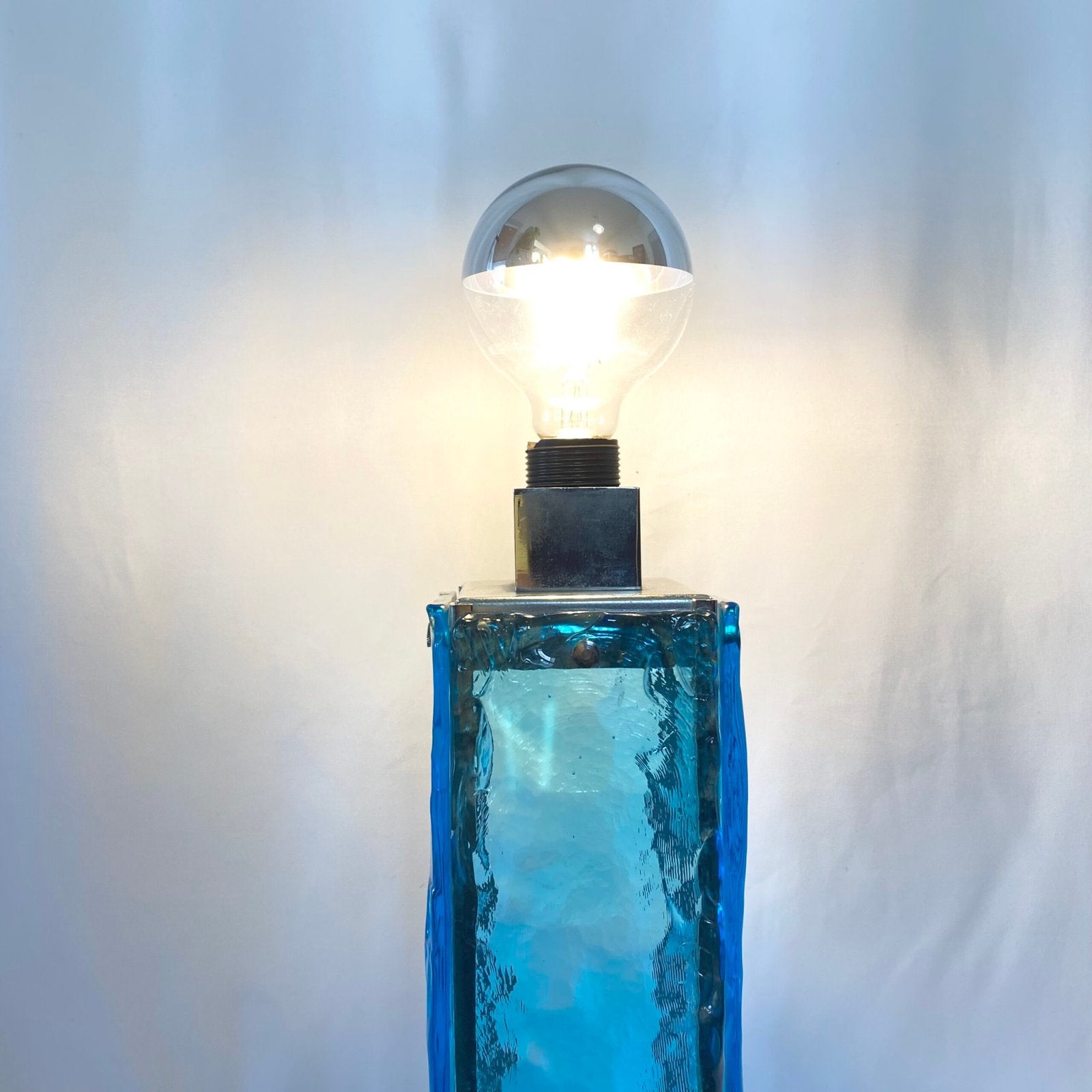 GRANDE LAMPE MURANO BLEU ET CHROME, 1960s. ITALY
