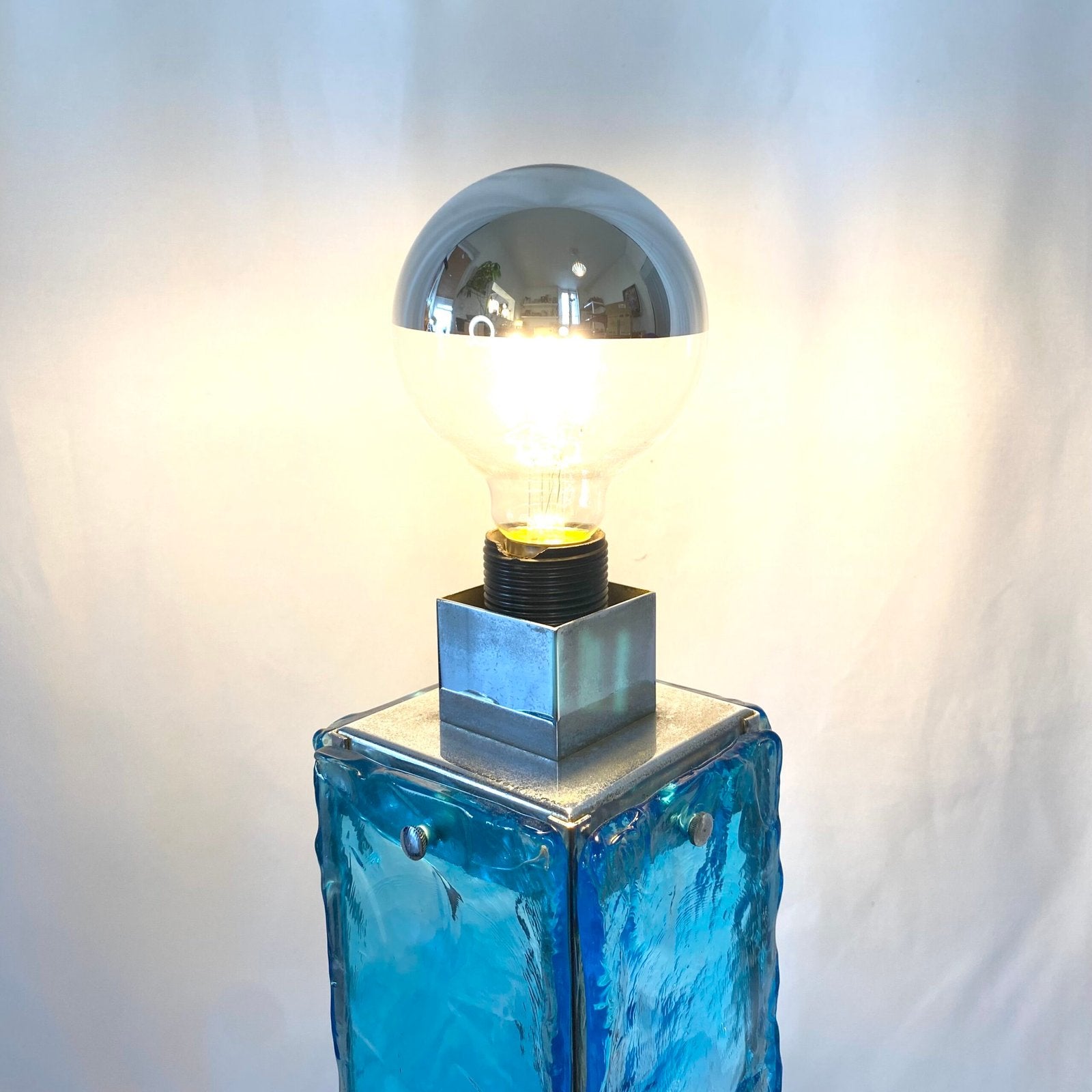 GRANDE LAMPE MURANO BLEU ET CHROME, 1960s. ITALY