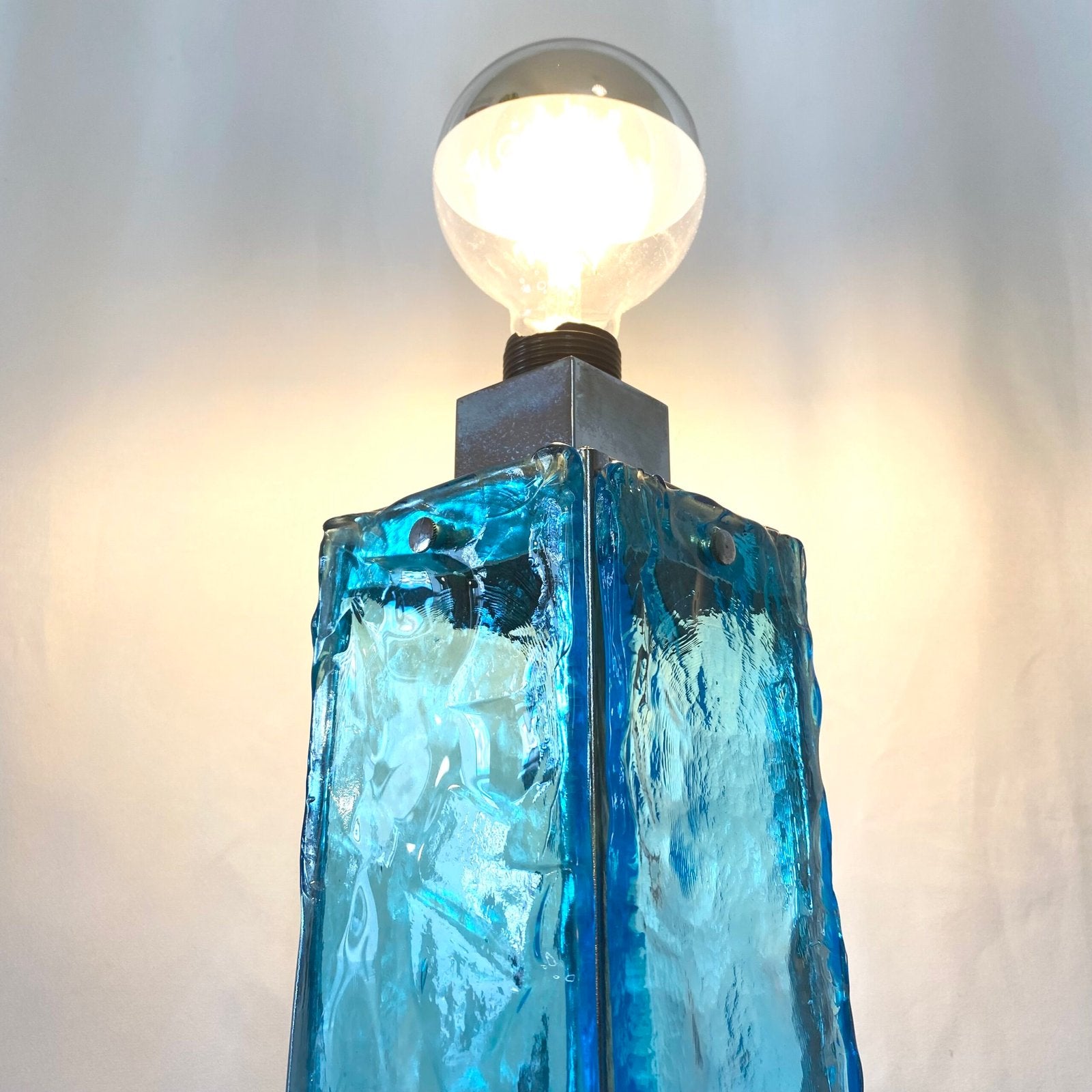 GRANDE LAMPE MURANO BLEU ET CHROME, 1960s. ITALY