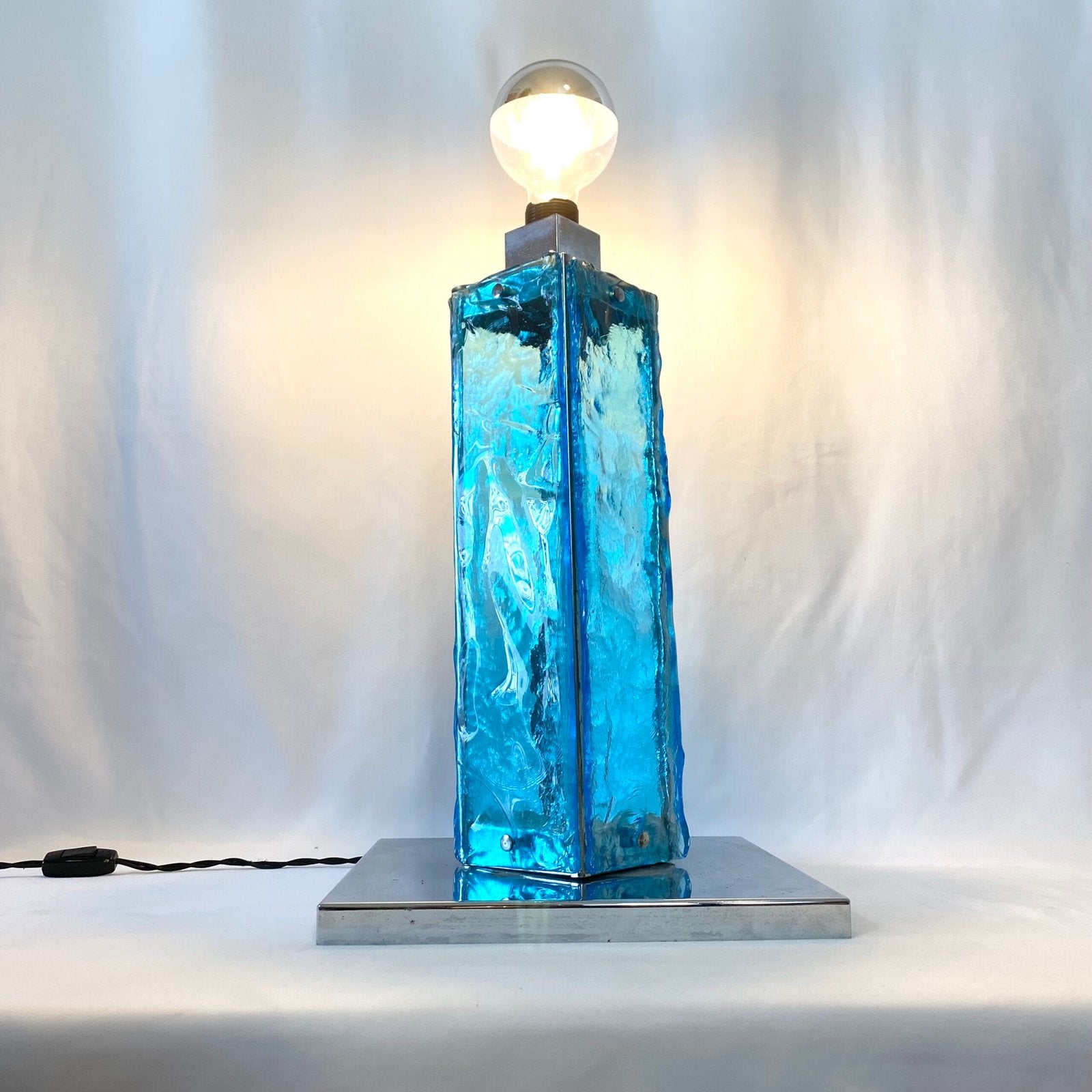 GRANDE LAMPE MURANO BLEU ET CHROME, 1960s. ITALY
