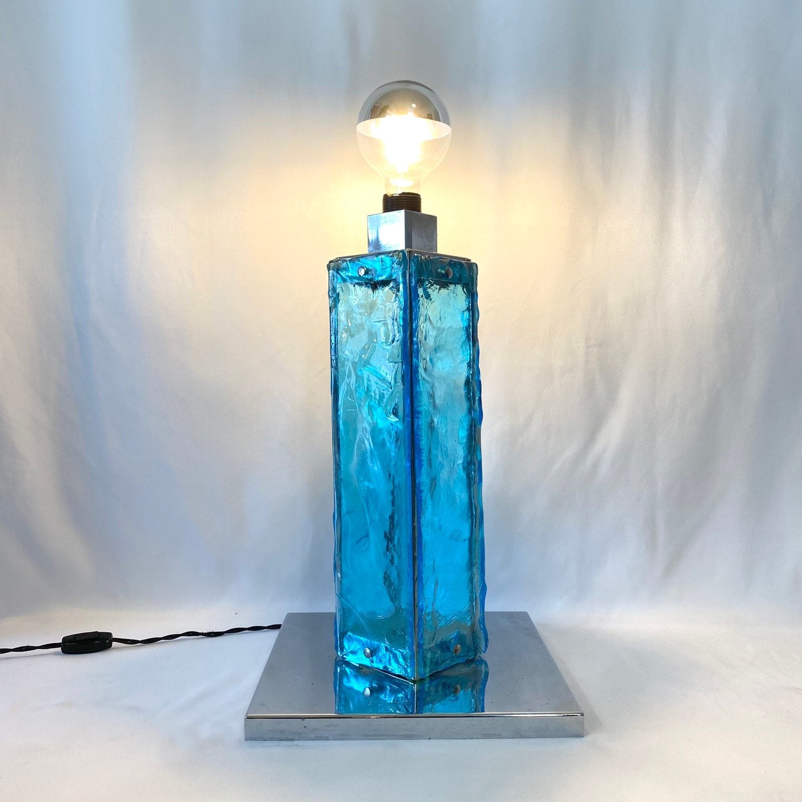 GRANDE LAMPE MURANO BLEU ET CHROME, 1960s. ITALY