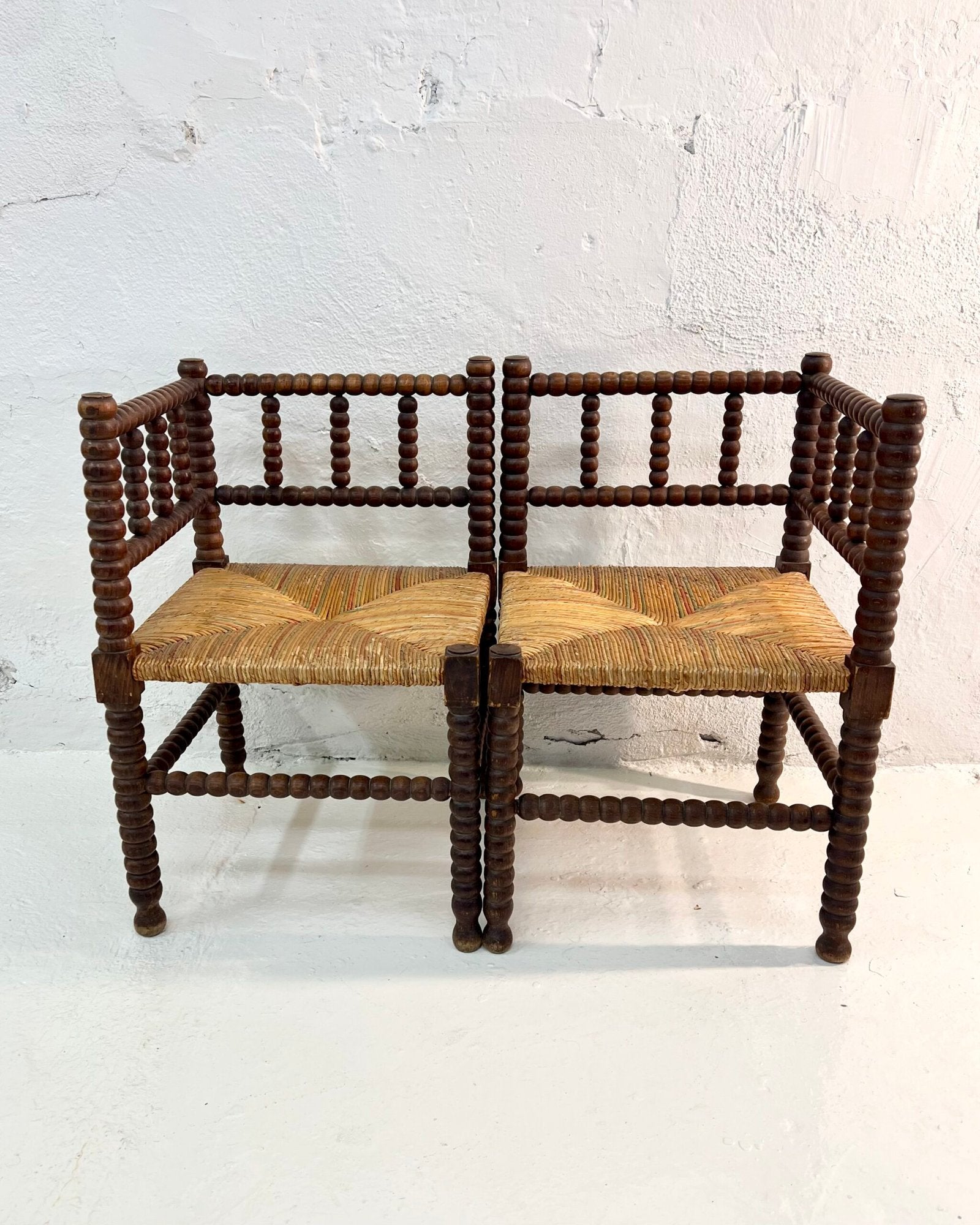 PAIRE DE CHAISES D’ANGLE PROVENÇALES EN CHÊNE TOURNÉ – 1920s