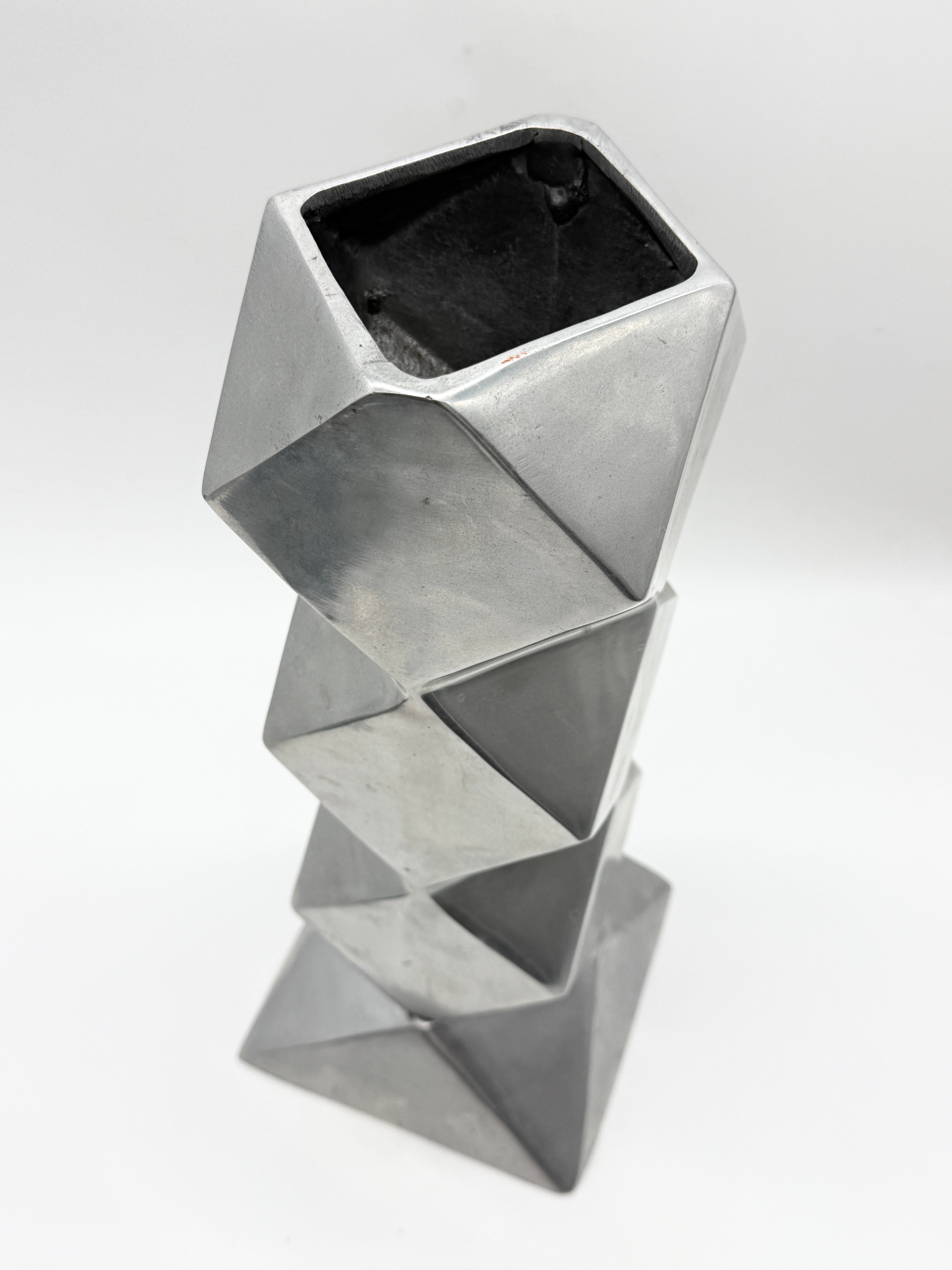 GRAND VASE SCULPTURAL EN FONTE D’ALUMINIUM, 1970s