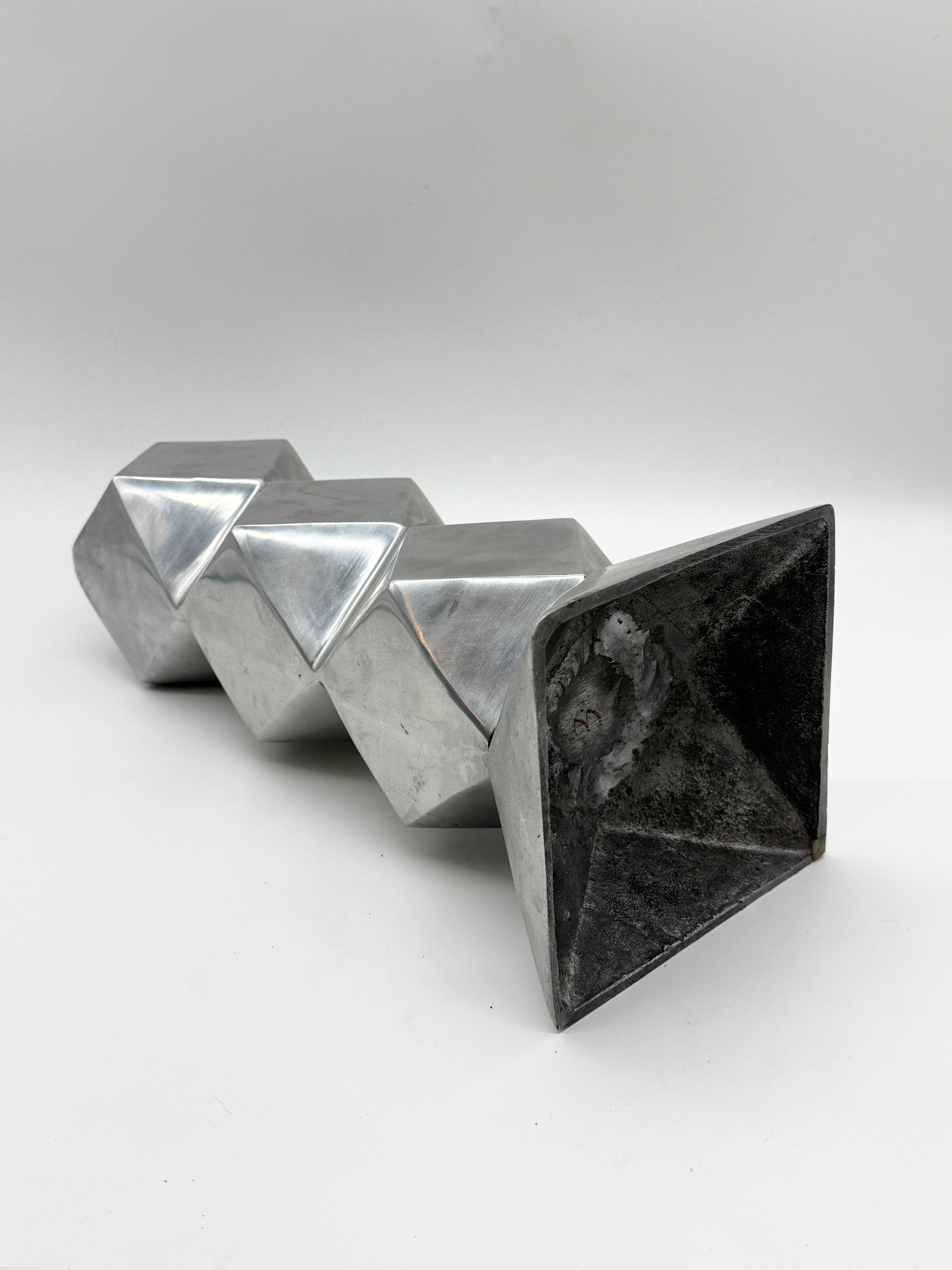 GRAND VASE SCULPTURAL EN FONTE D’ALUMINIUM, 1970s