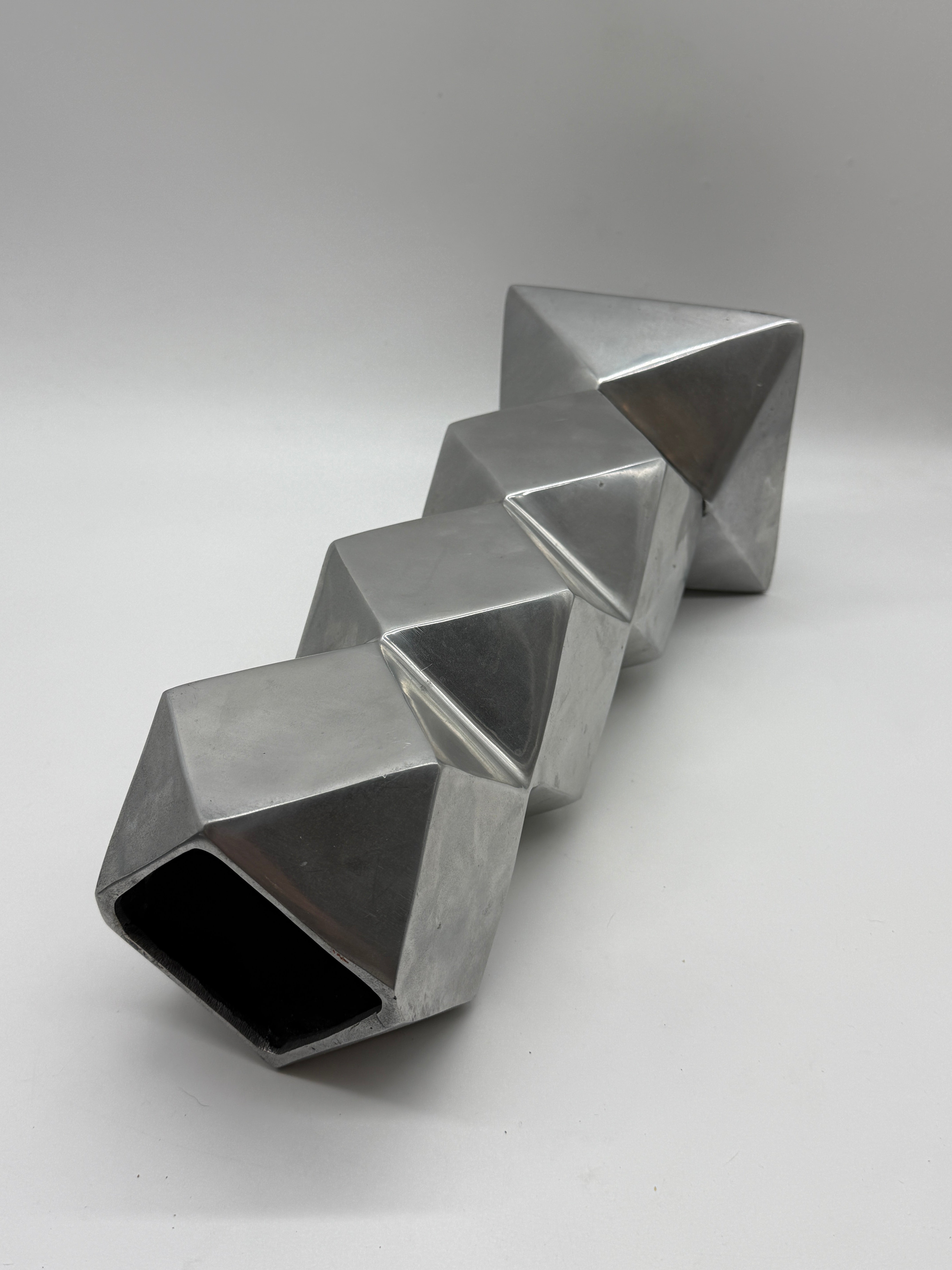 GRAND VASE SCULPTURAL EN FONTE D’ALUMINIUM, 1970s