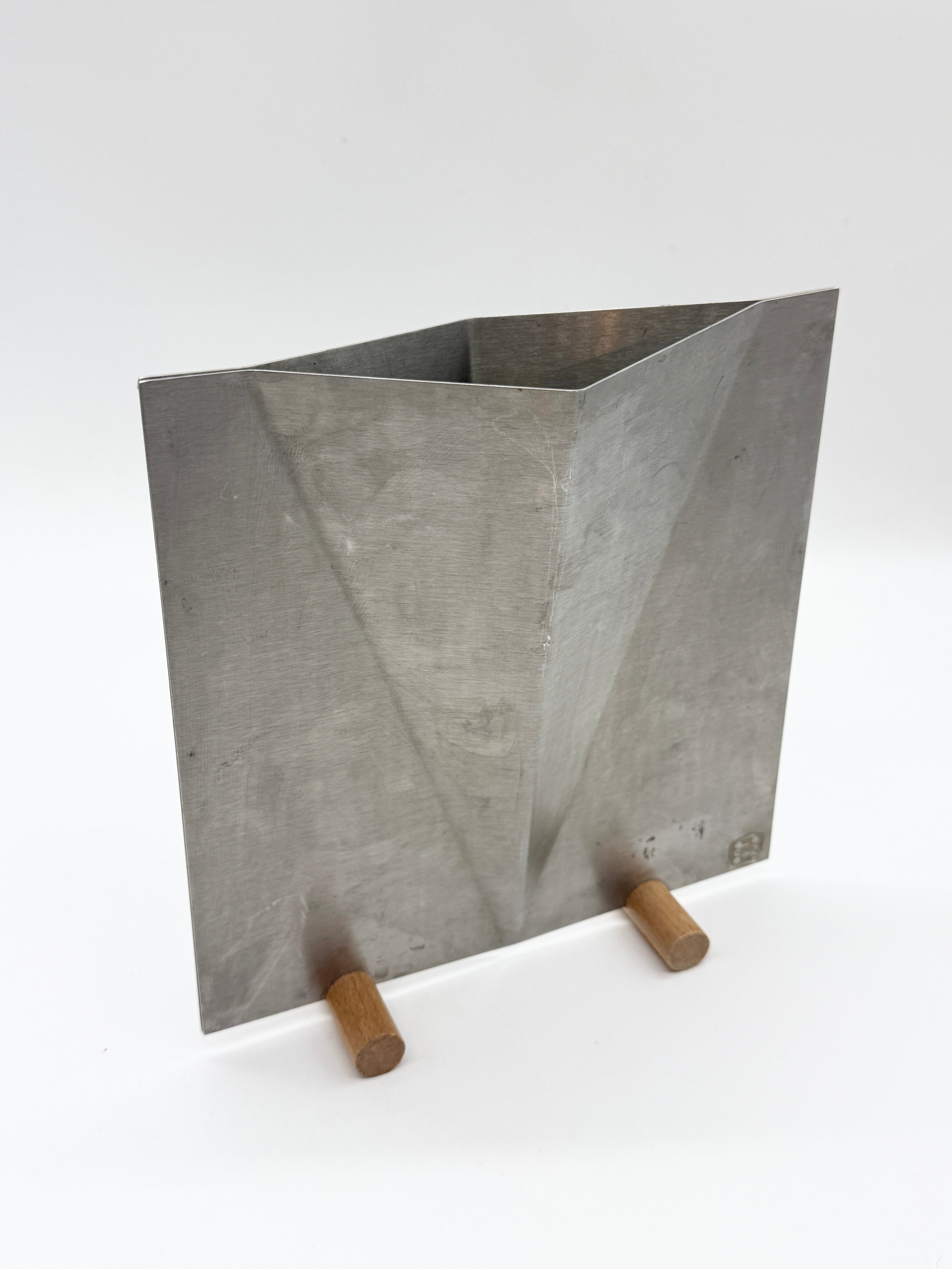 VASE SCULPTURAL EN ALUMINIUM BROSSÉ, 1980s