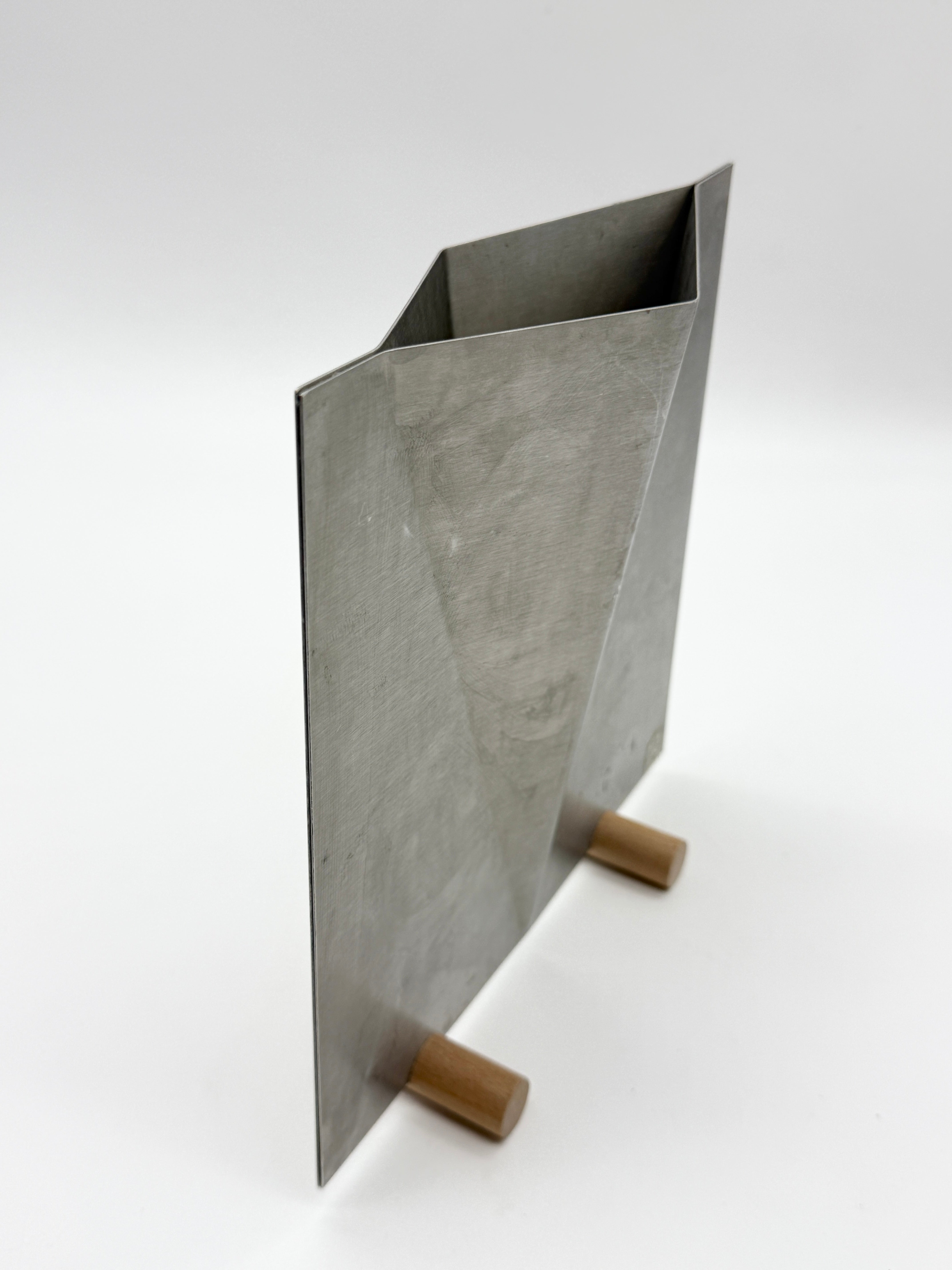 VASE SCULPTURAL EN ALUMINIUM BROSSÉ, 1980s