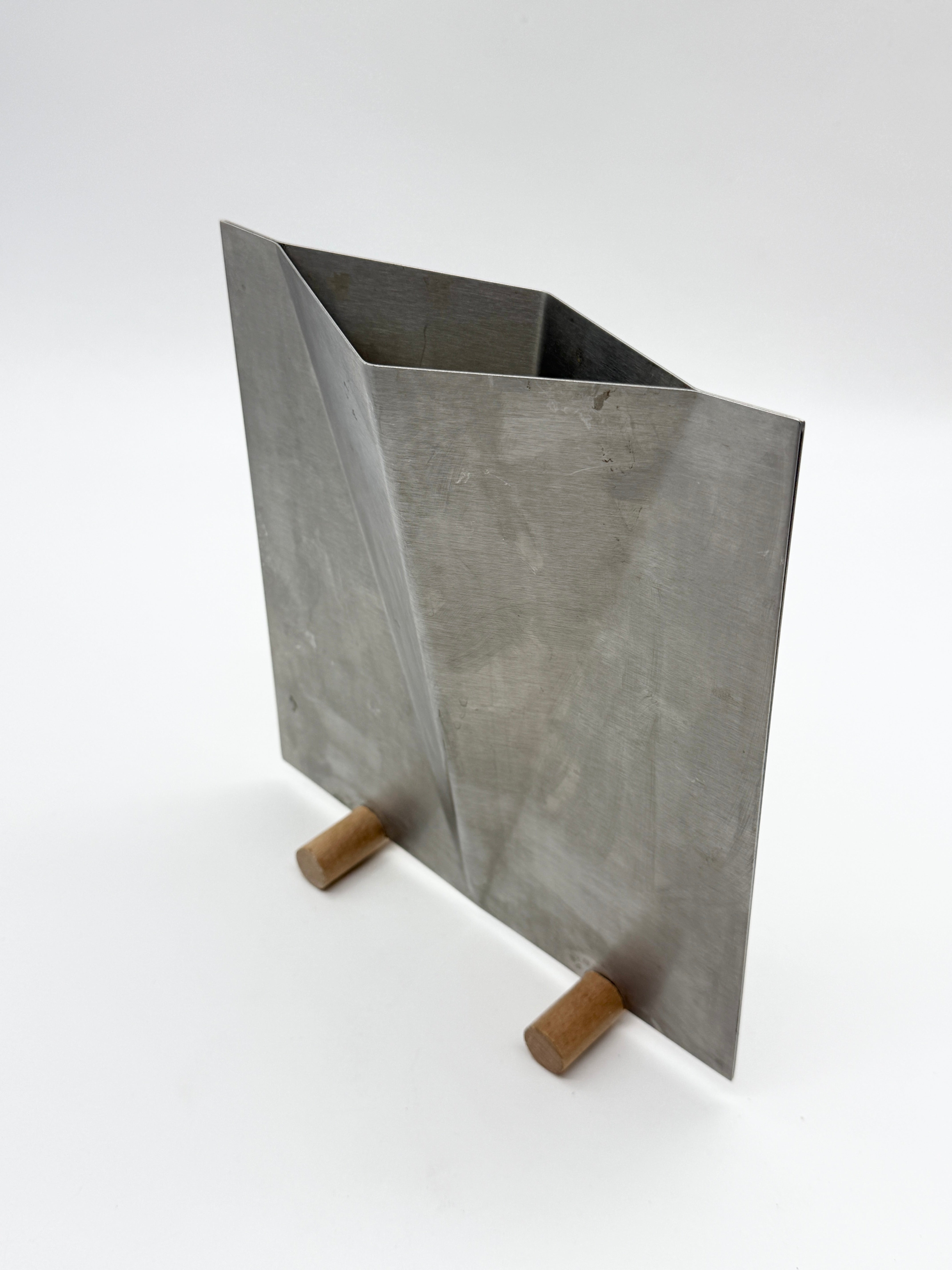 VASE SCULPTURAL EN ALUMINIUM BROSSÉ, 1980s