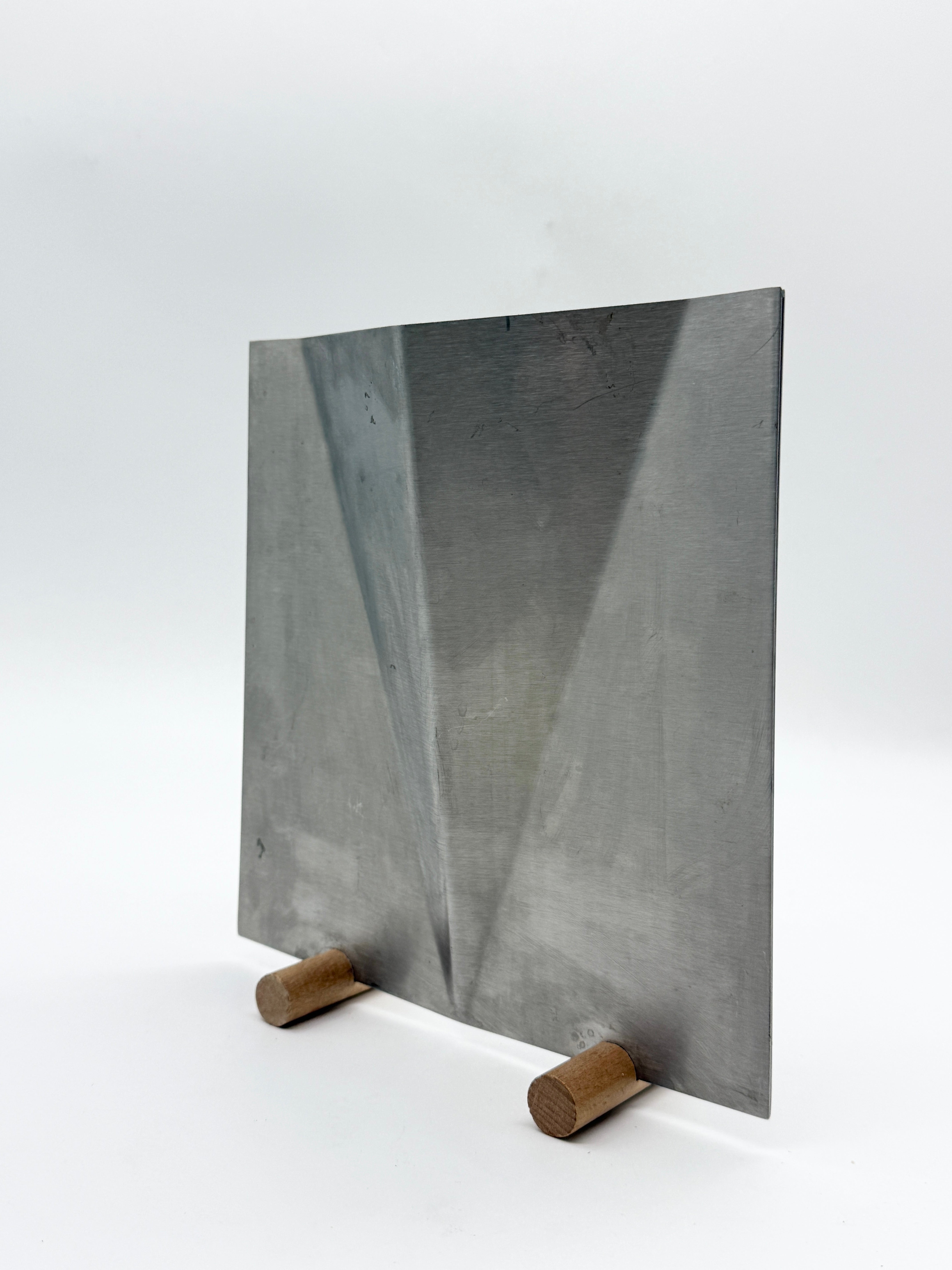 VASE SCULPTURAL EN ALUMINIUM BROSSÉ, 1980s
