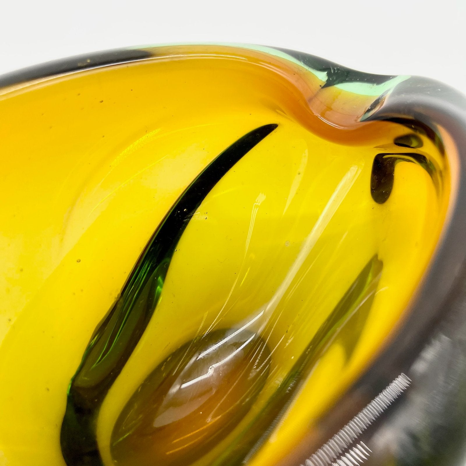 CENDRIER FORME LIBRE AMBRE ET VERT, CRISTAL DE BOHÈME, 1960