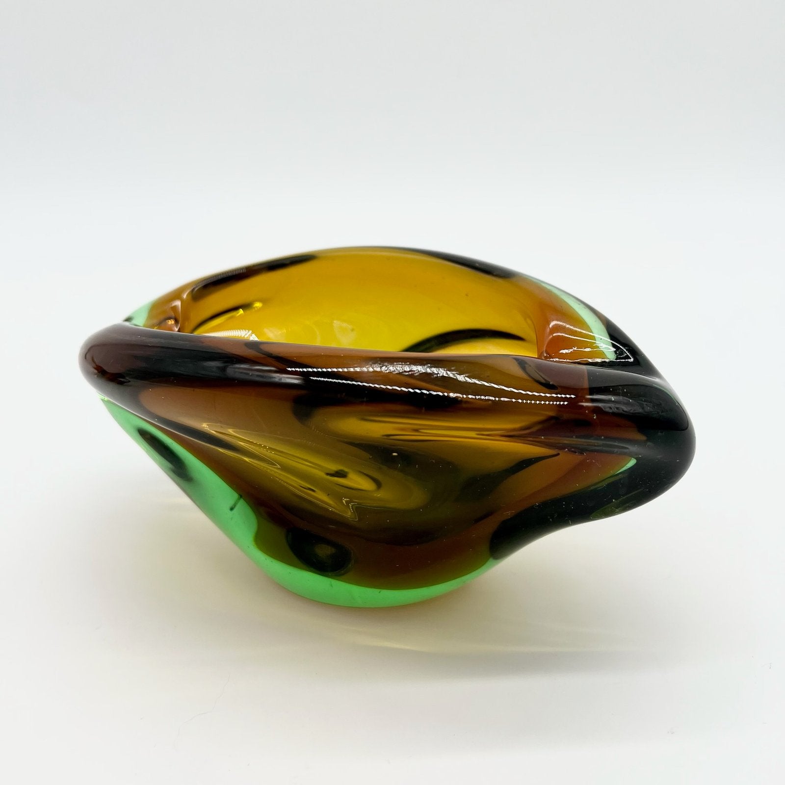 CENDRIER FORME LIBRE AMBRE ET VERT, CRISTAL DE BOHÈME, 1960