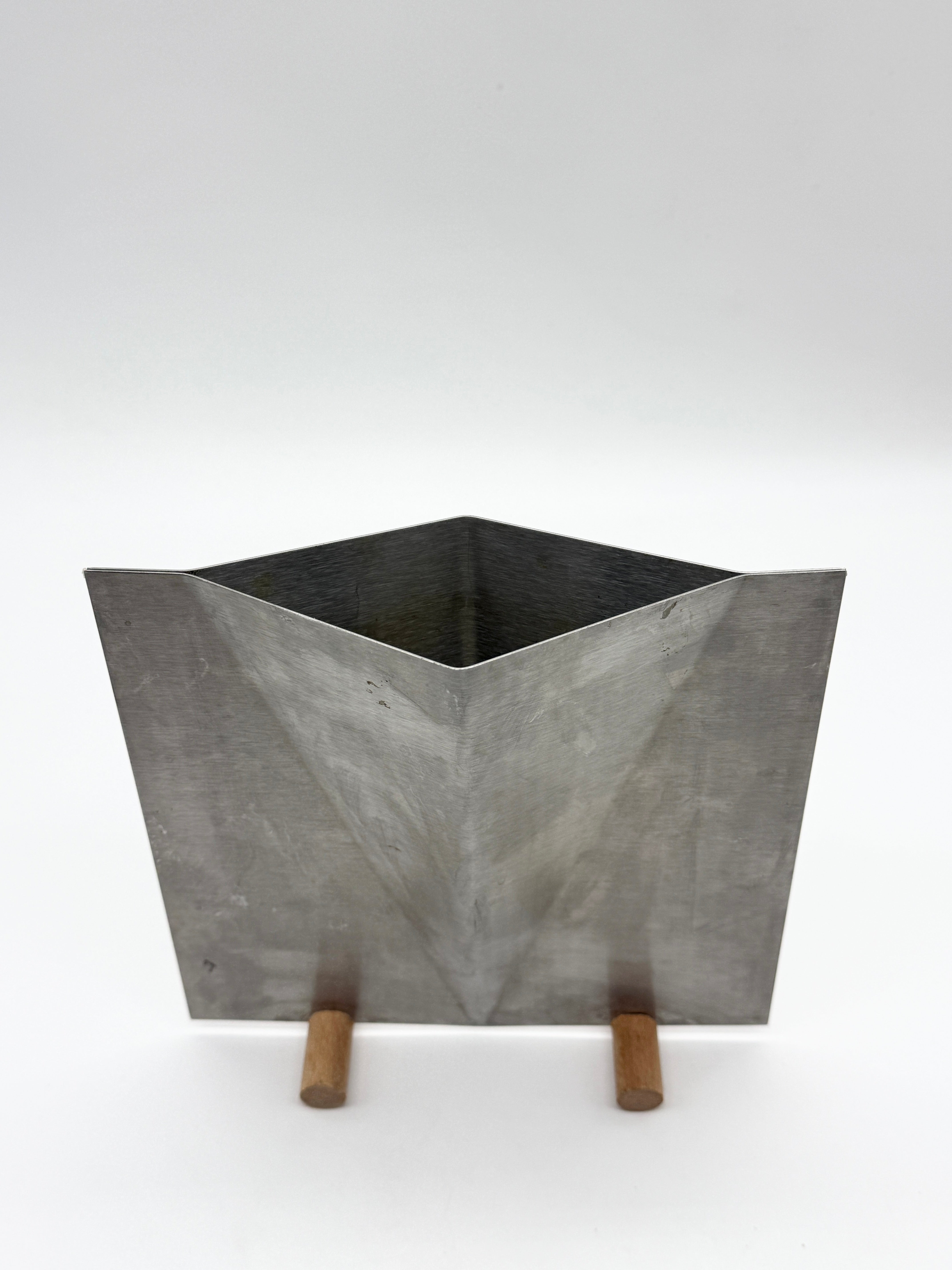 VASE SCULPTURAL EN ALUMINIUM BROSSÉ, 1980s
