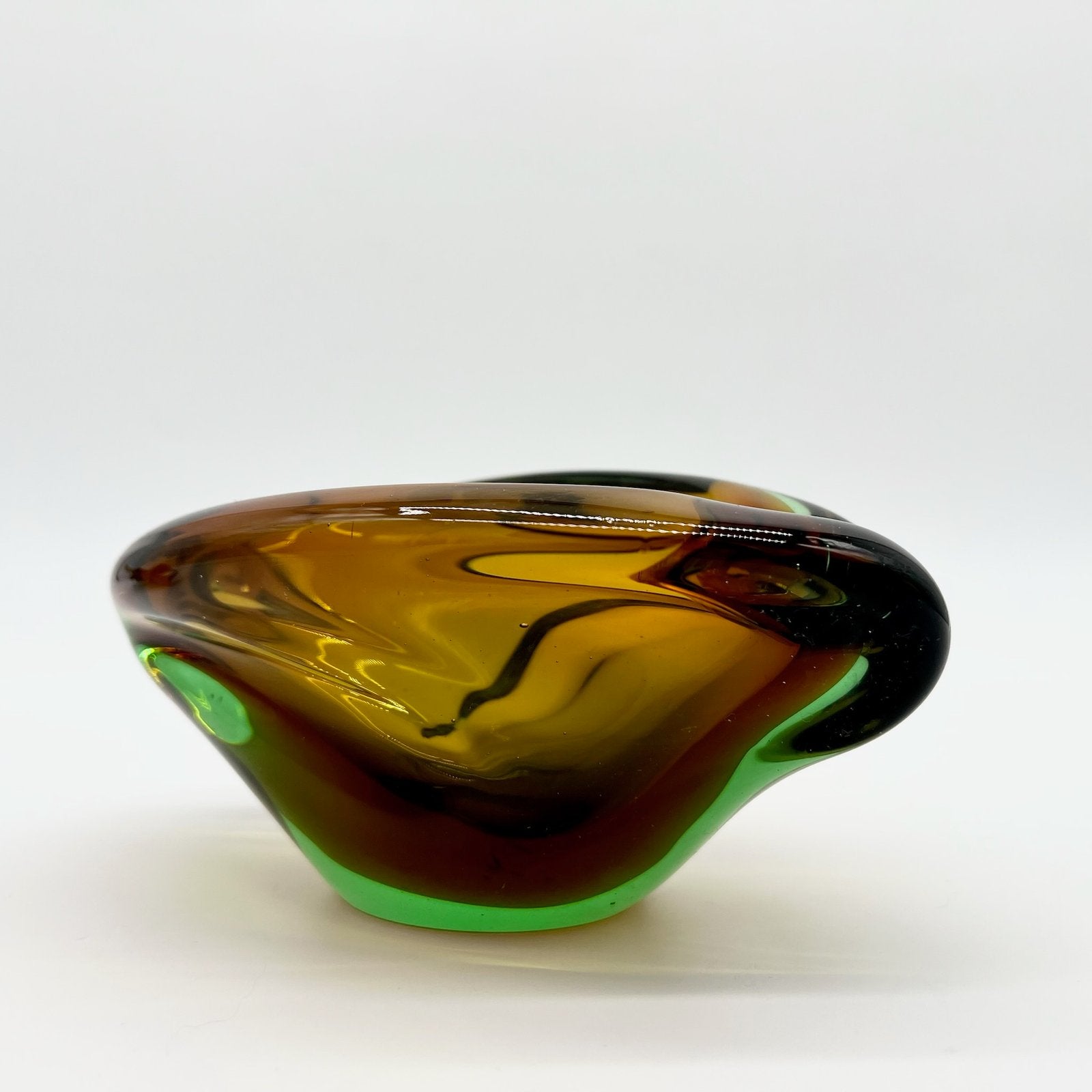 CENDRIER FORME LIBRE AMBRE ET VERT, CRISTAL DE BOHÈME, 1960