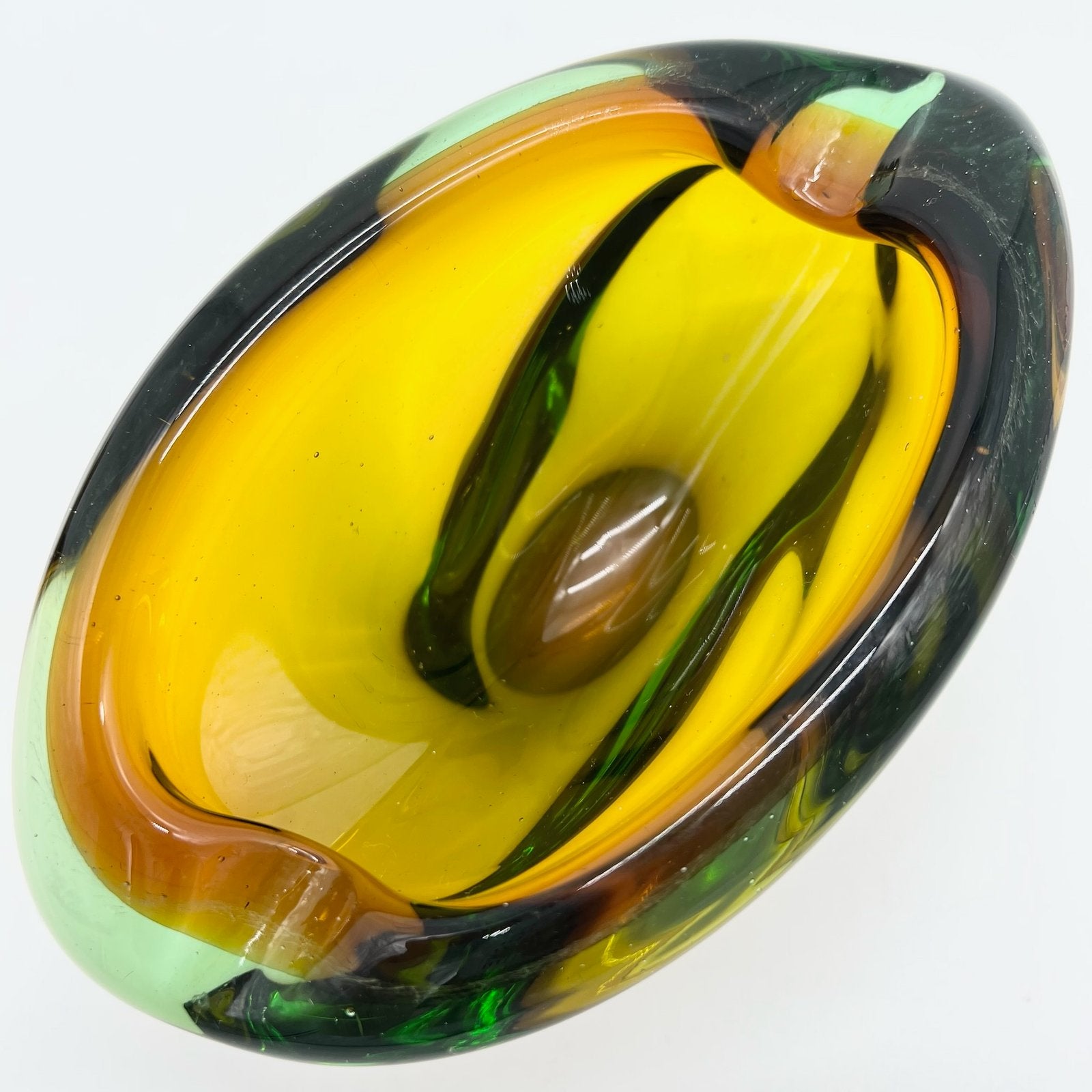 CENDRIER FORME LIBRE AMBRE ET VERT, CRISTAL DE BOHÈME, 1960