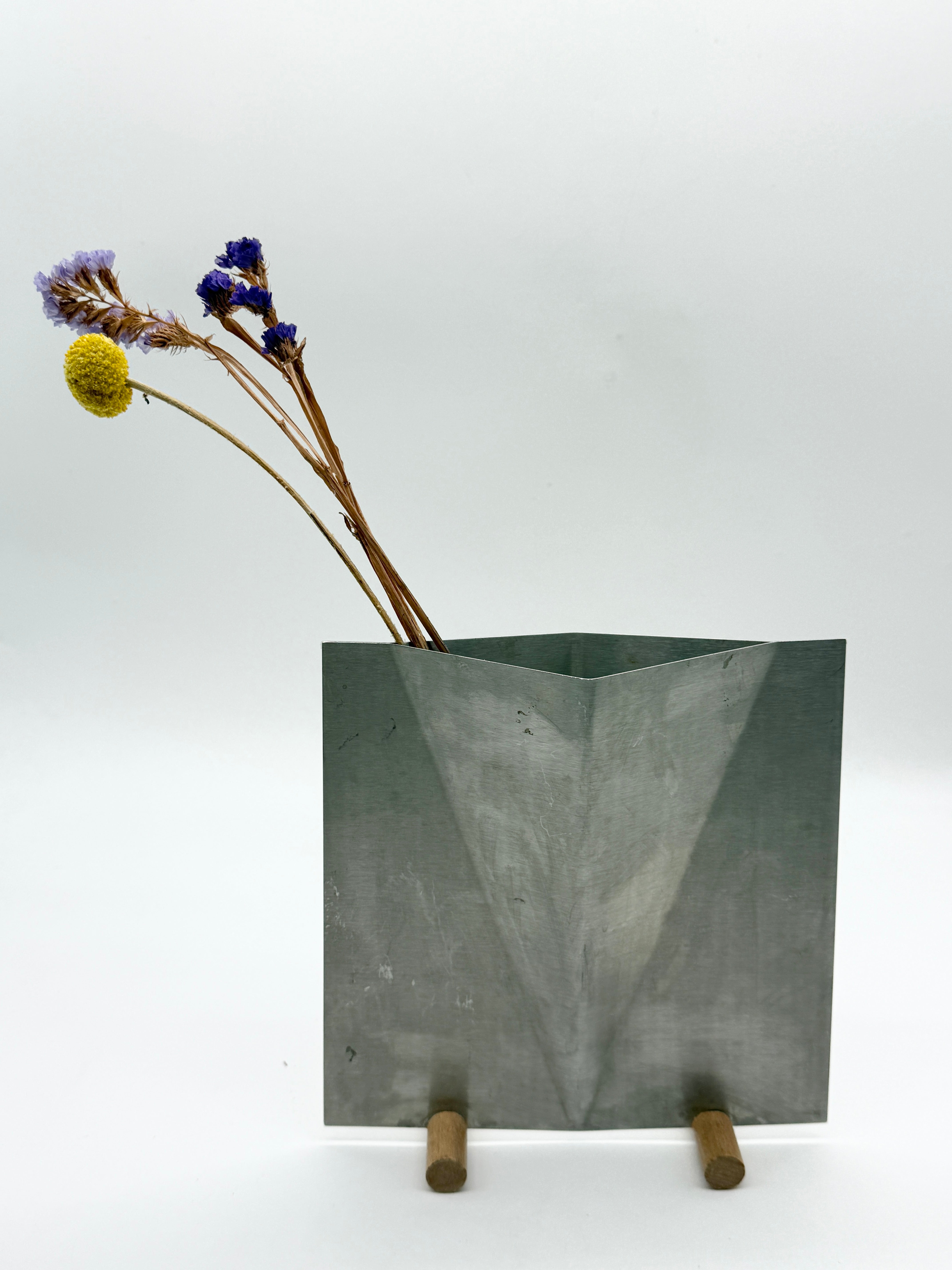 VASE SCULPTURAL EN ALUMINIUM BROSSÉ, 1980s