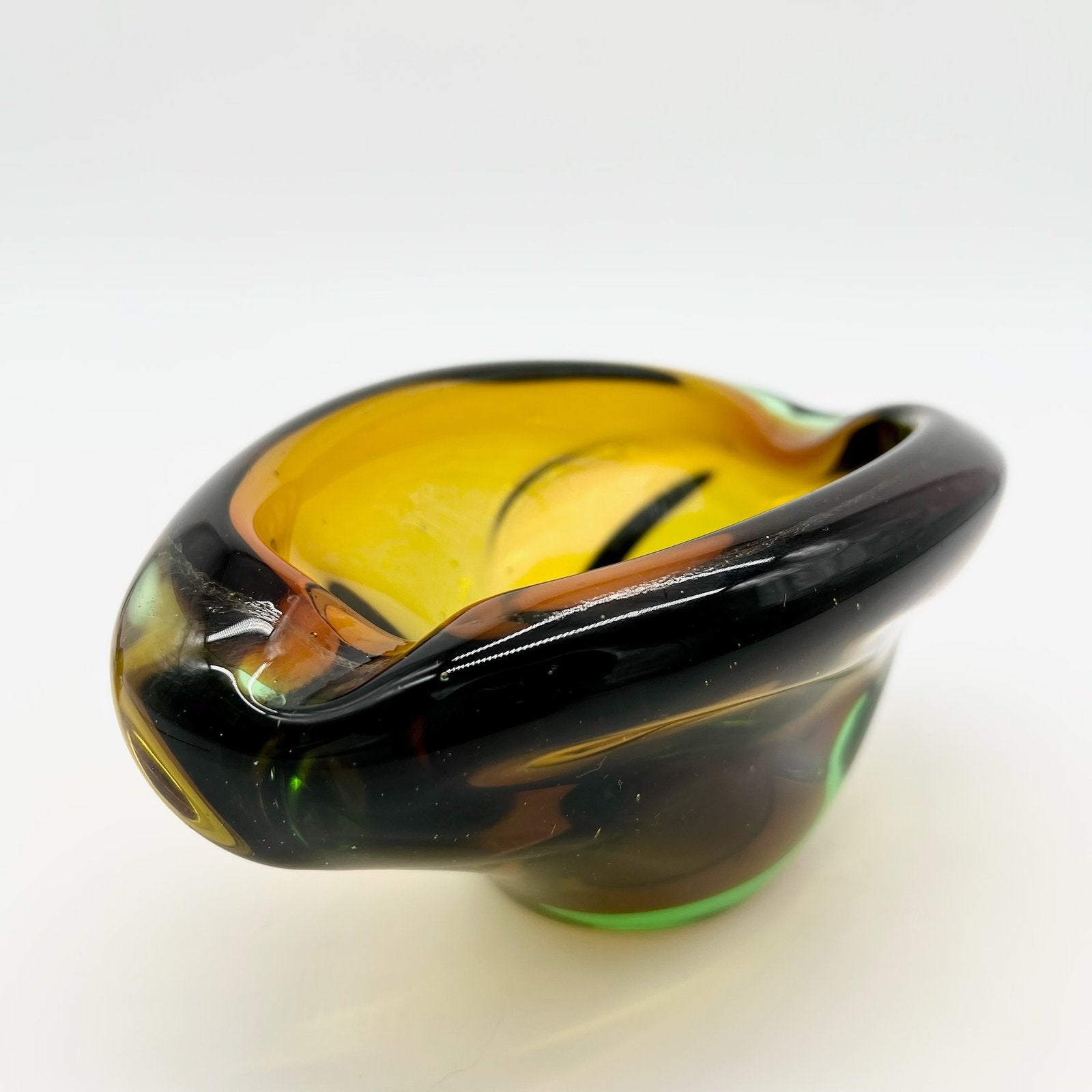 CENDRIER FORME LIBRE AMBRE ET VERT, CRISTAL DE BOHÈME, 1960
