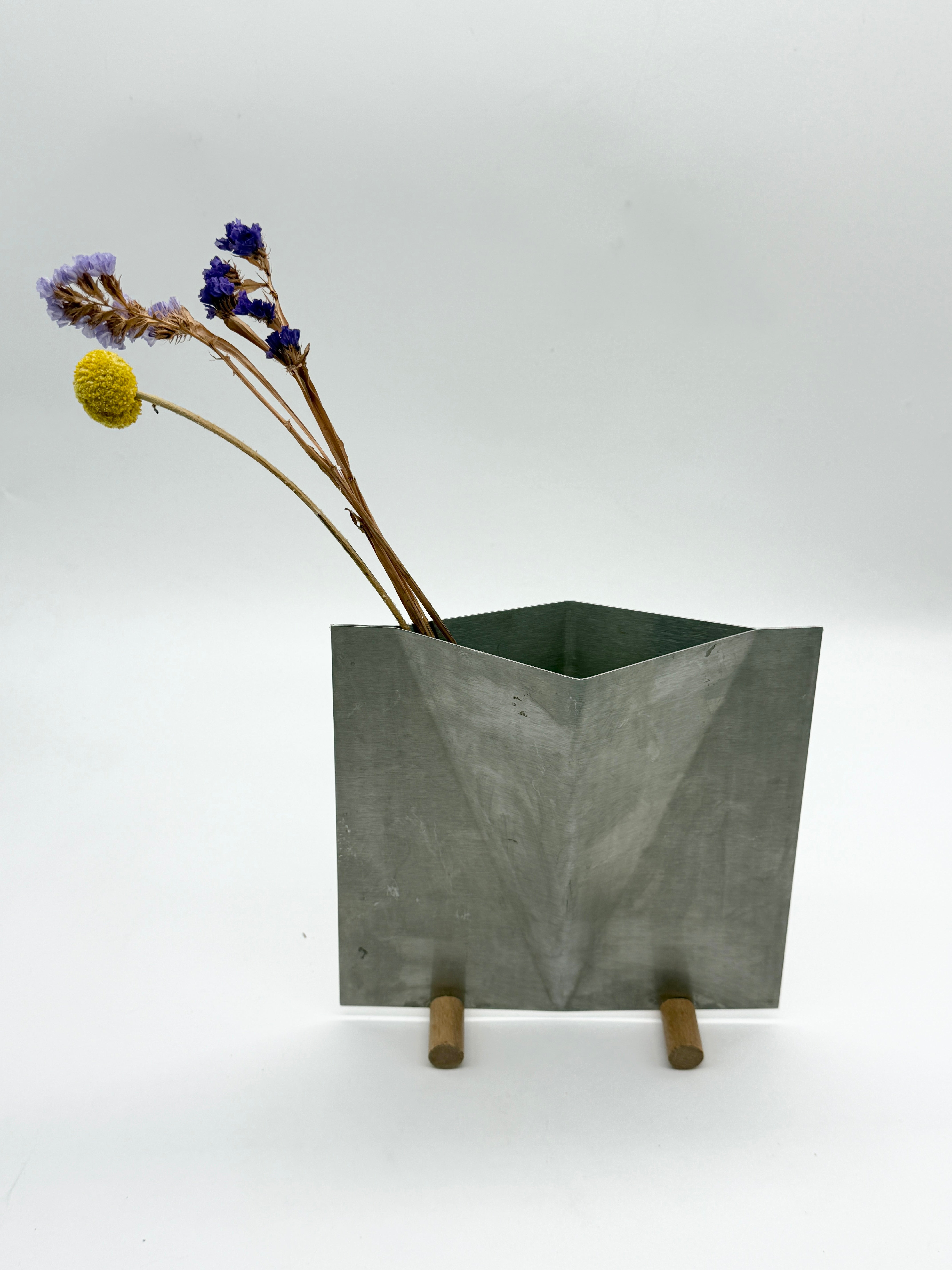 VASE SCULPTURAL EN ALUMINIUM BROSSÉ, 1980s