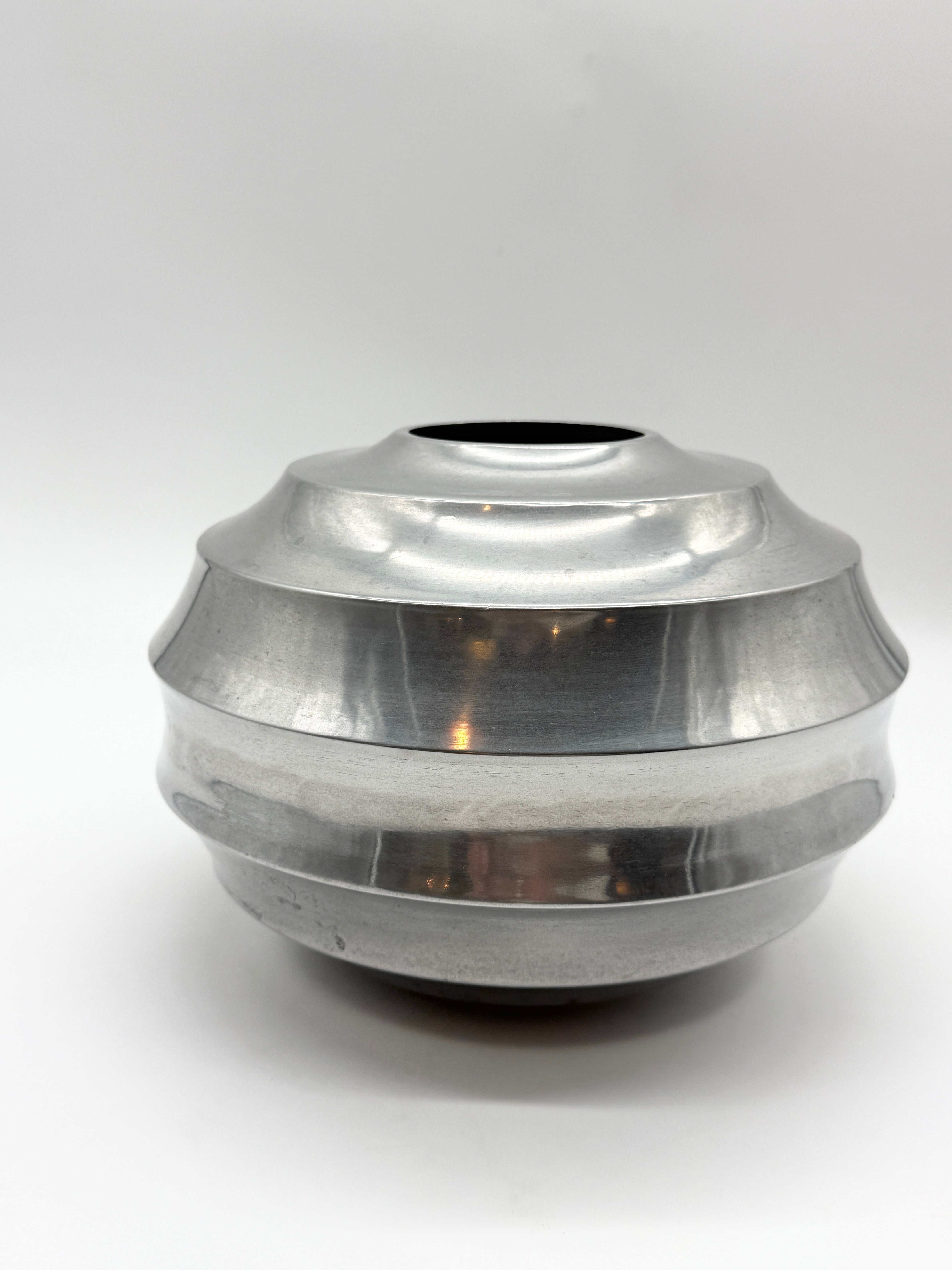 VASE SPACE "SOUCOUPE" EN FONTE D’ALUMINIUM, 1970s