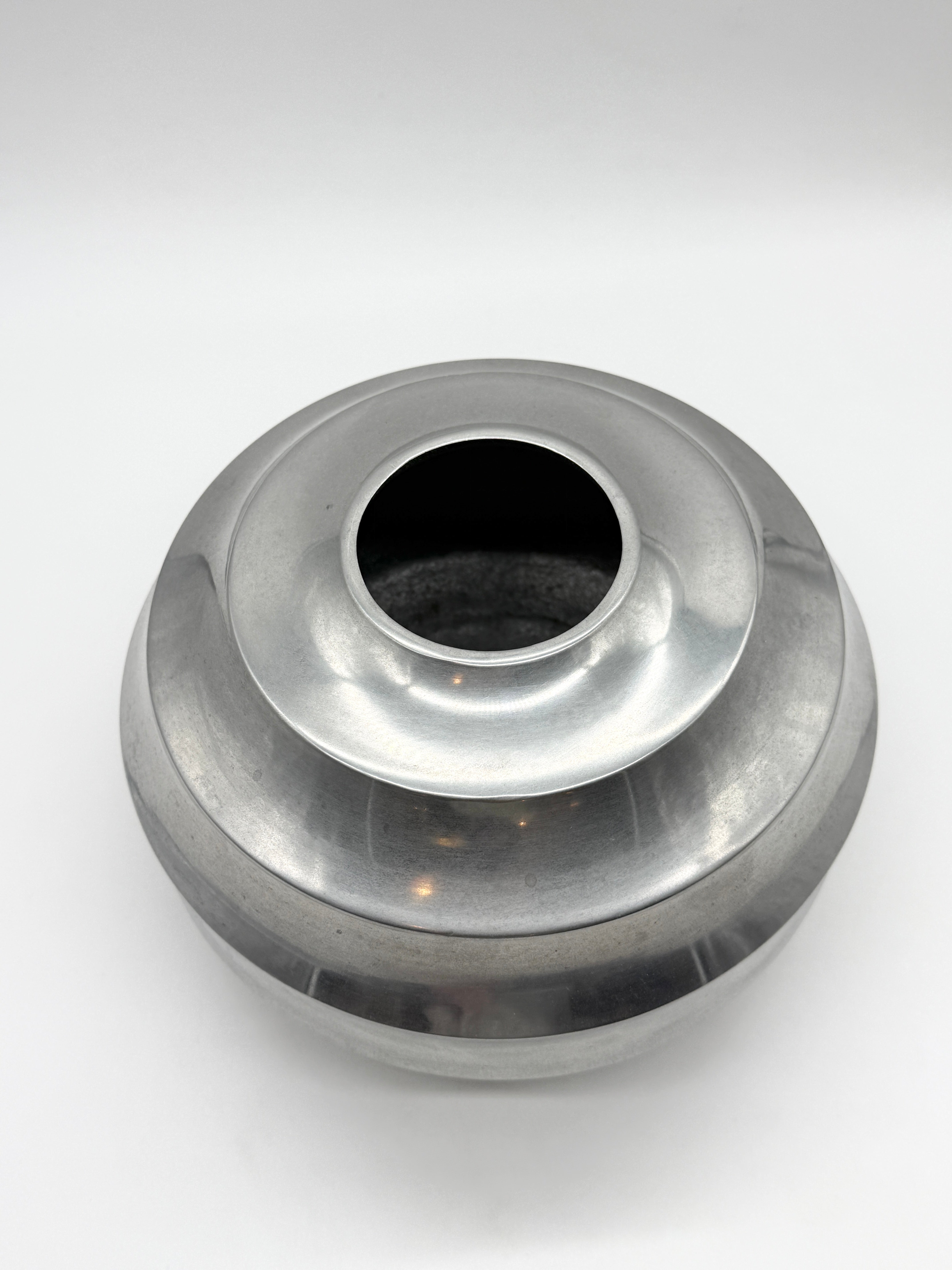 VASE SPACE "SOUCOUPE" EN FONTE D’ALUMINIUM, 1970s