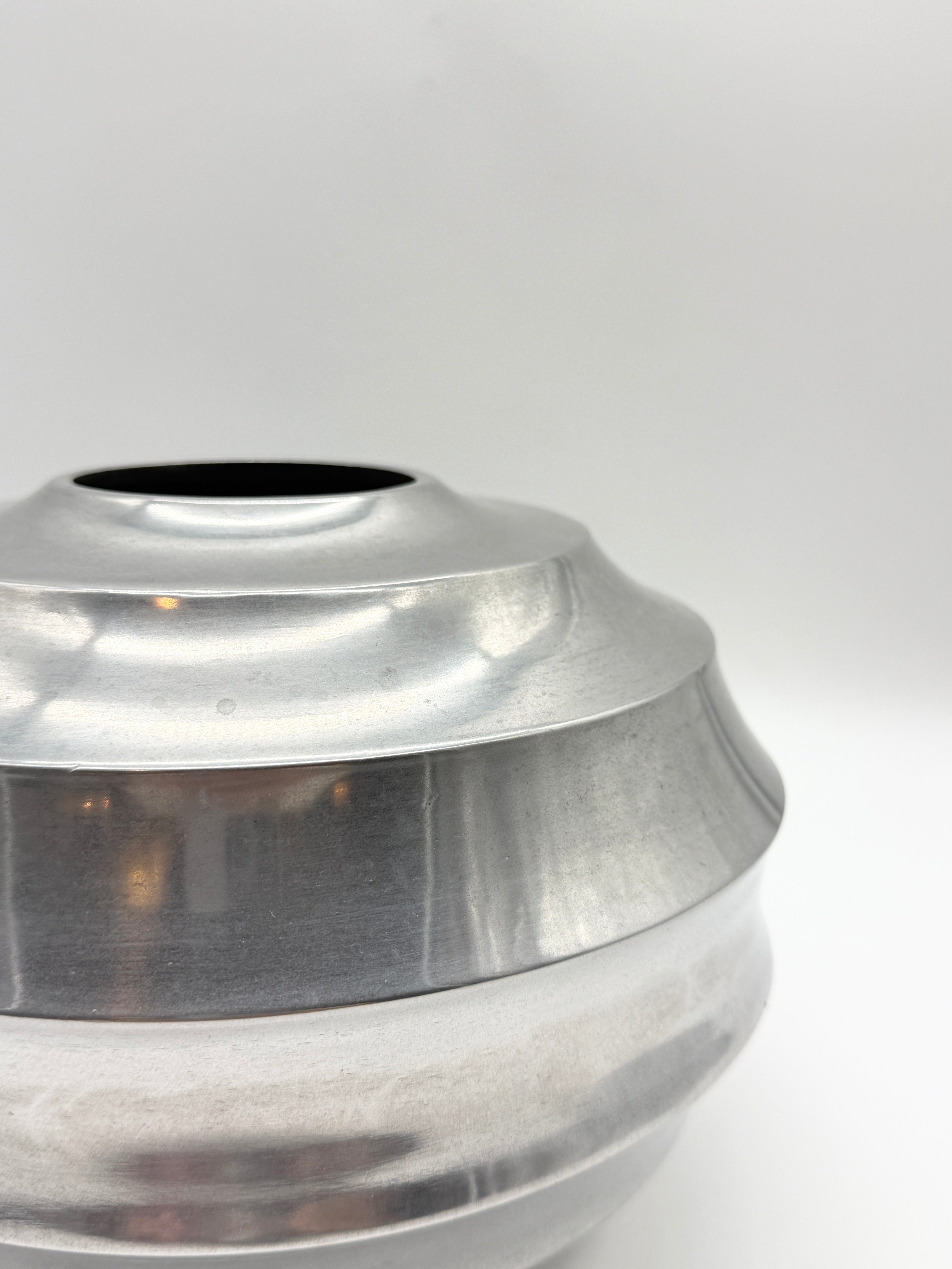VASE SPACE "SOUCOUPE" EN FONTE D’ALUMINIUM, 1970s