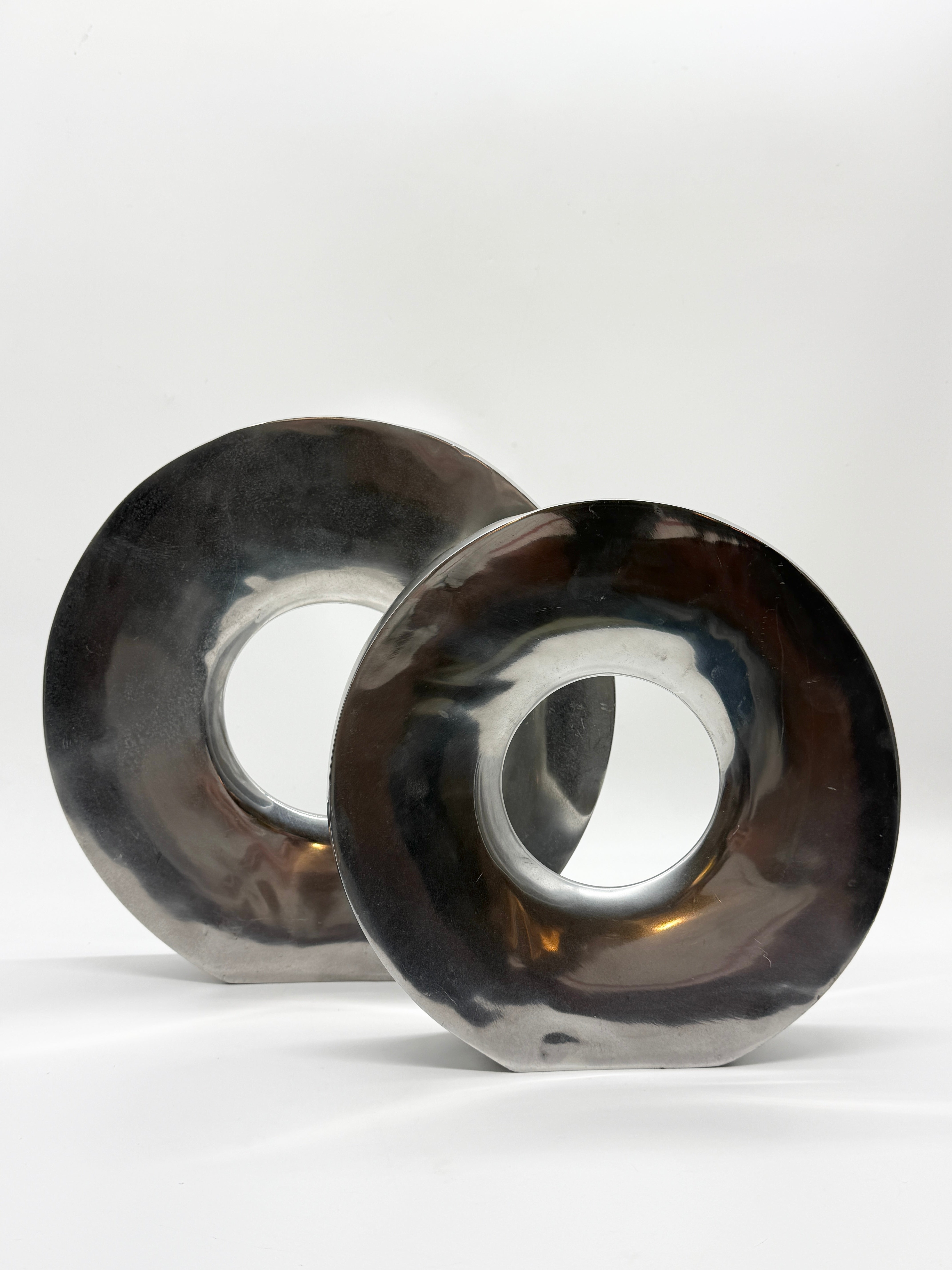 PAIRE DE VASES « DONUT » EN FONTE D’ALUMINIUM, ITALIE, 1980s