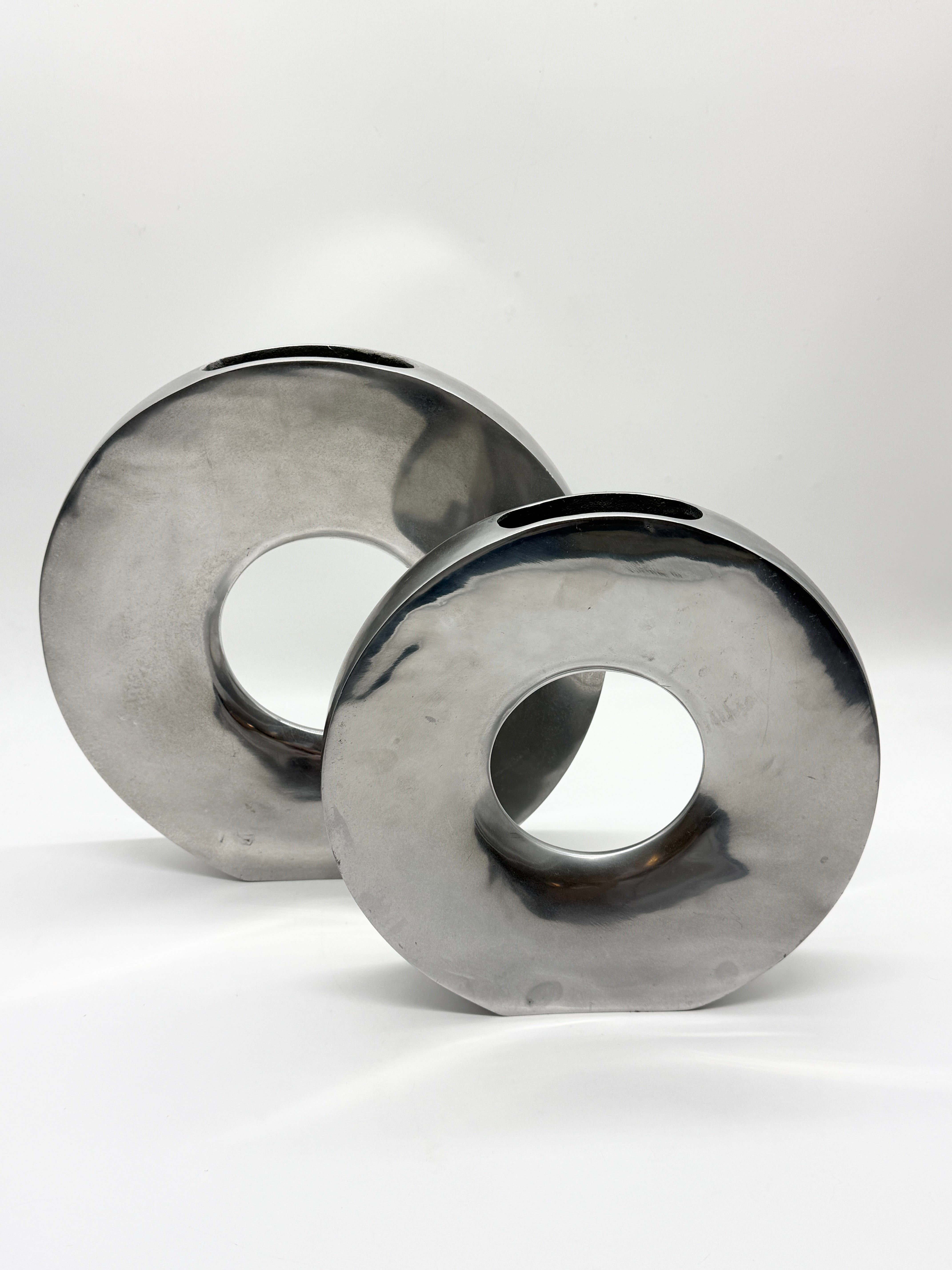 PAIRE DE VASES « DONUT » EN FONTE D’ALUMINIUM, ITALIE, 1980s