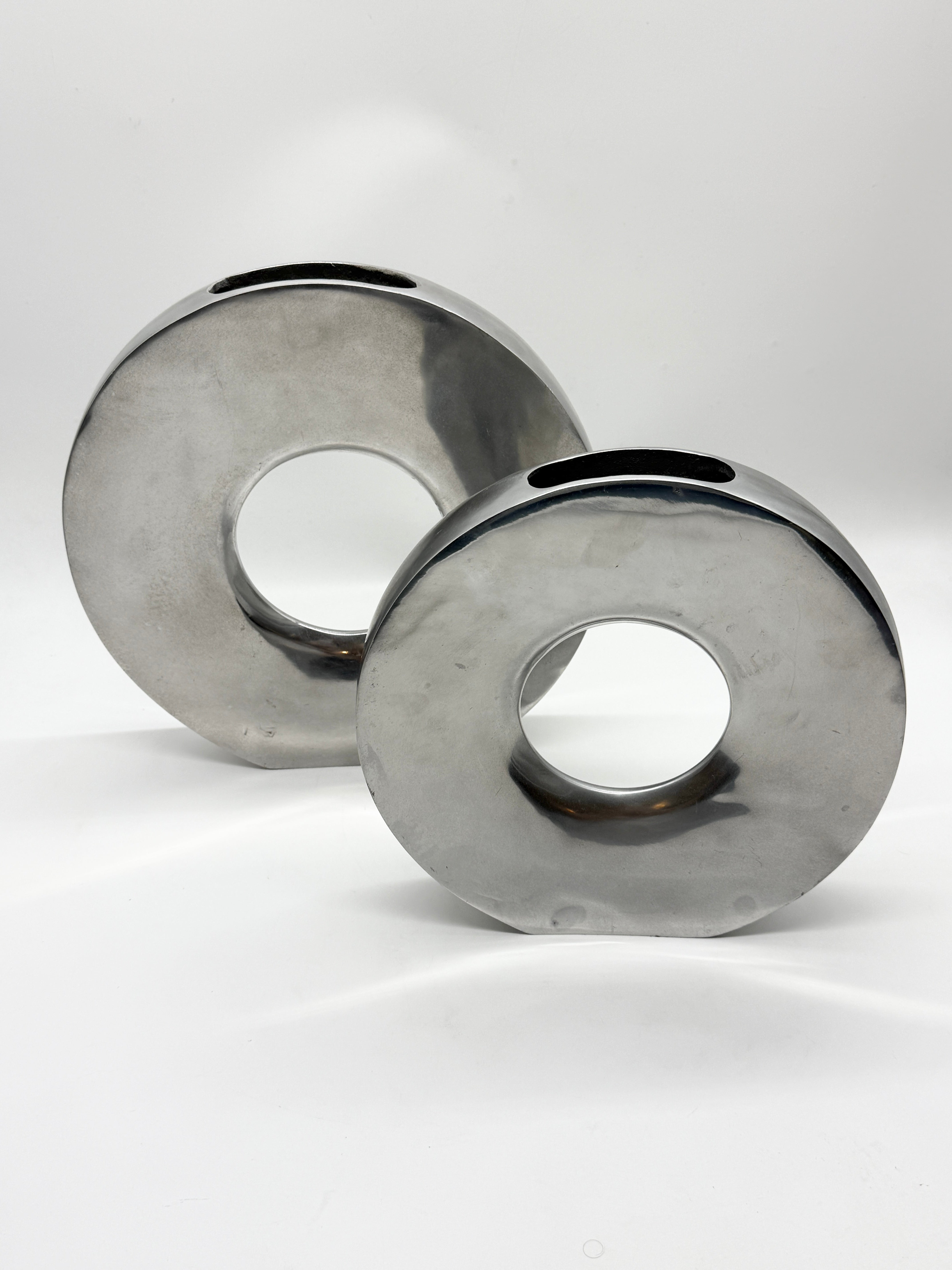 PAIRE DE VASES « DONUT » EN FONTE D’ALUMINIUM, ITALIE, 1980s