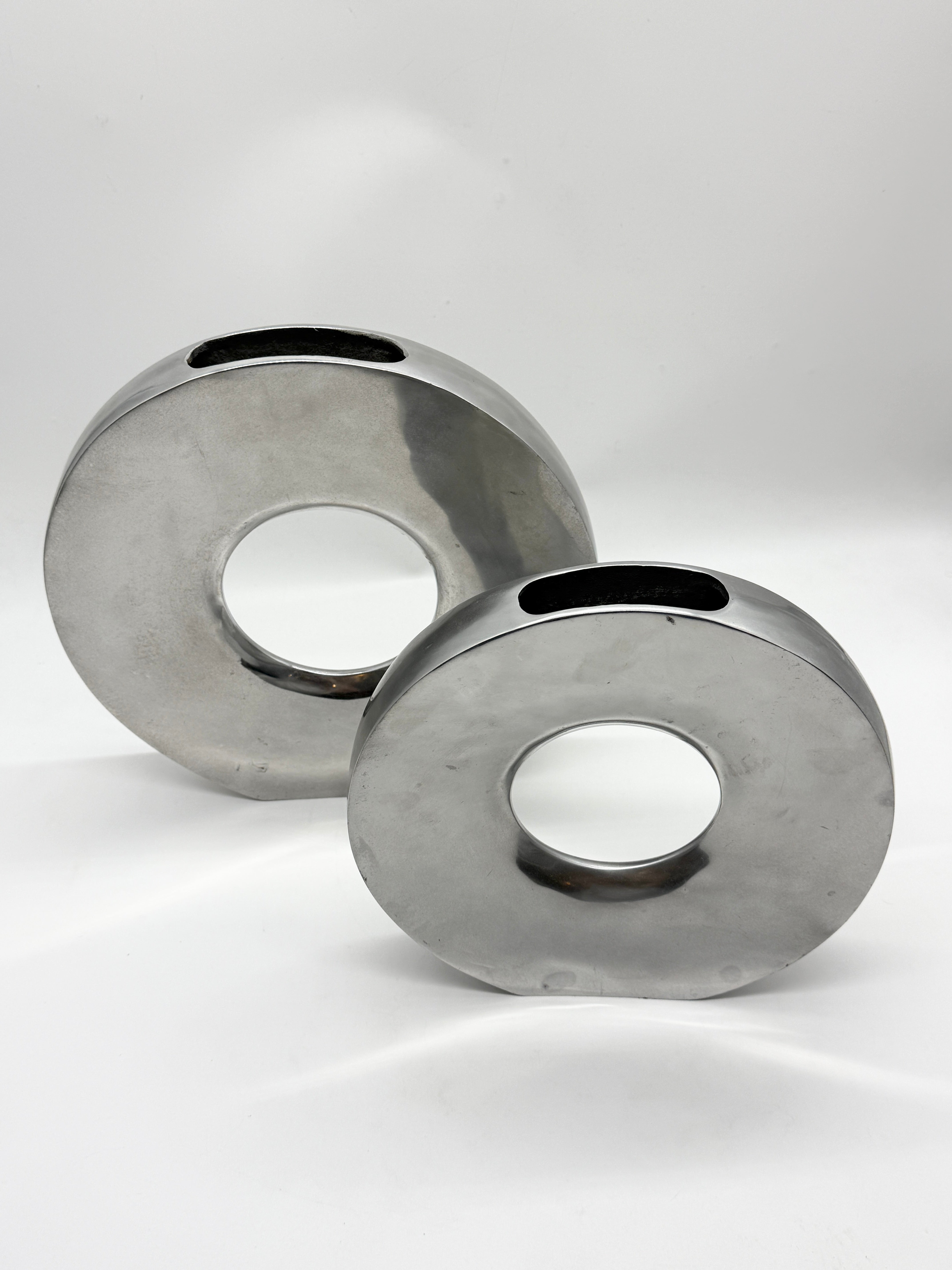 PAIRE DE VASES « DONUT » EN FONTE D’ALUMINIUM, ITALIE, 1980s