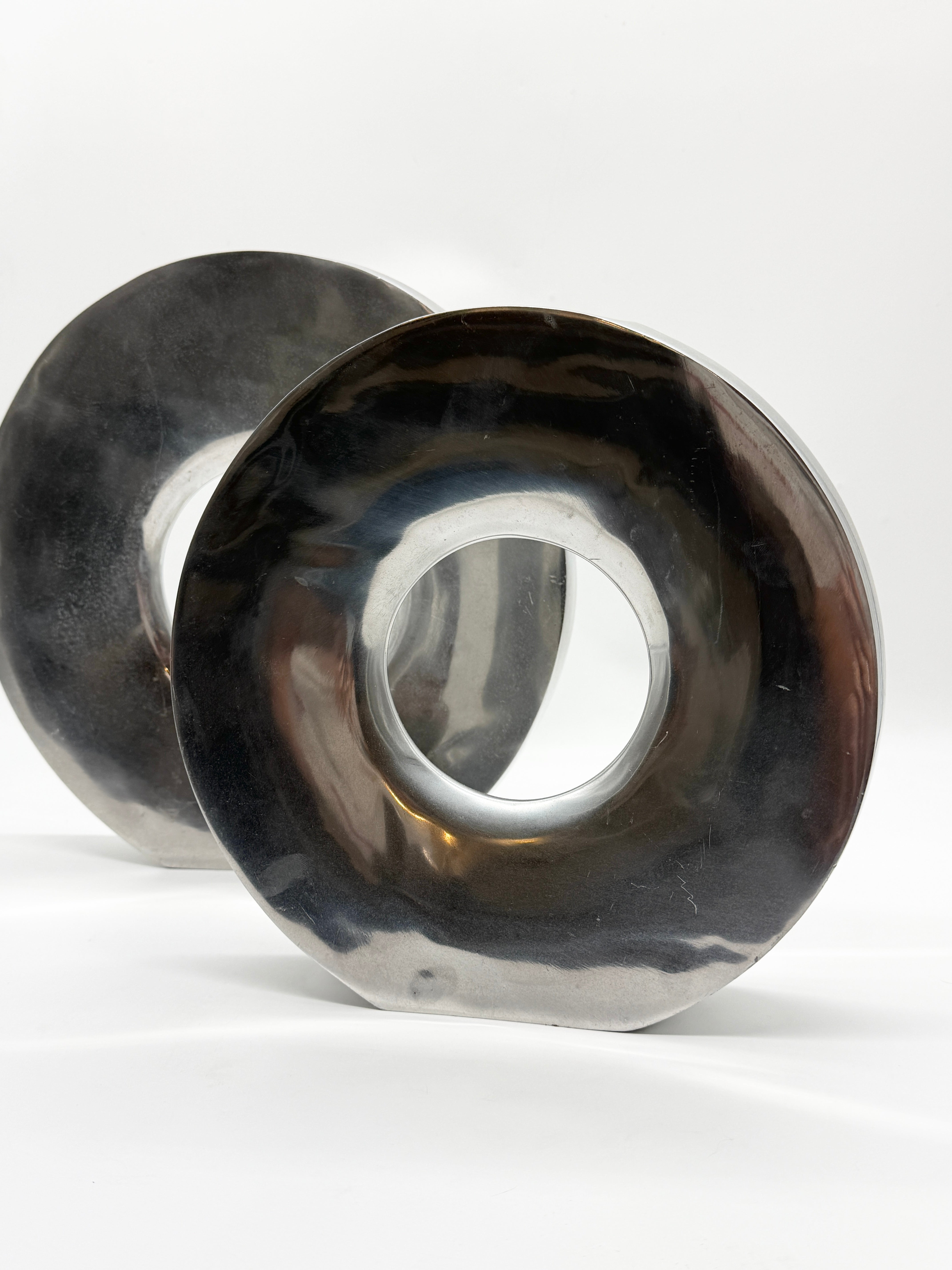 PAIRE DE VASES « DONUT » EN FONTE D’ALUMINIUM, ITALIE, 1980s