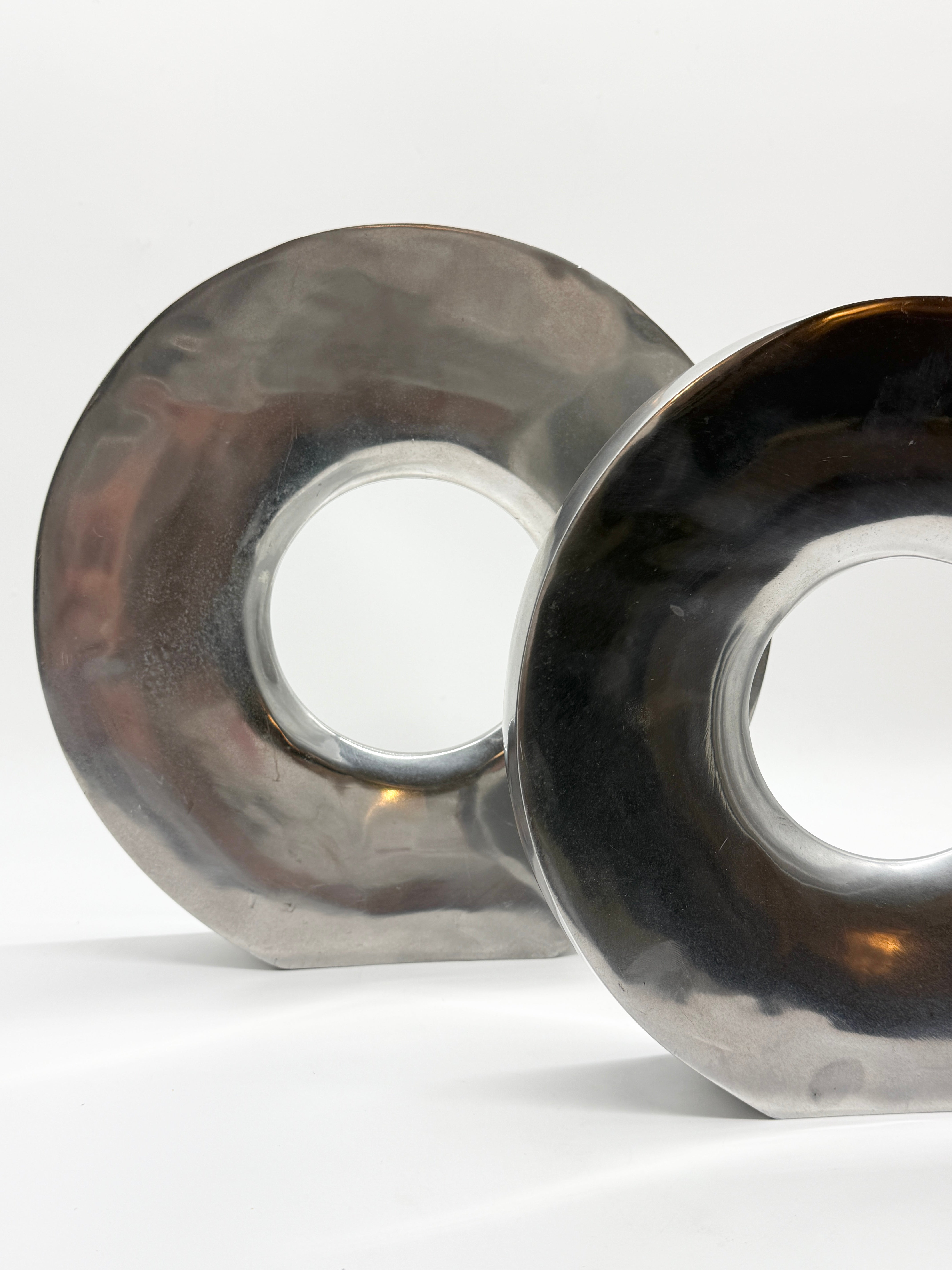 PAIRE DE VASES « DONUT » EN FONTE D’ALUMINIUM, ITALIE, 1980s