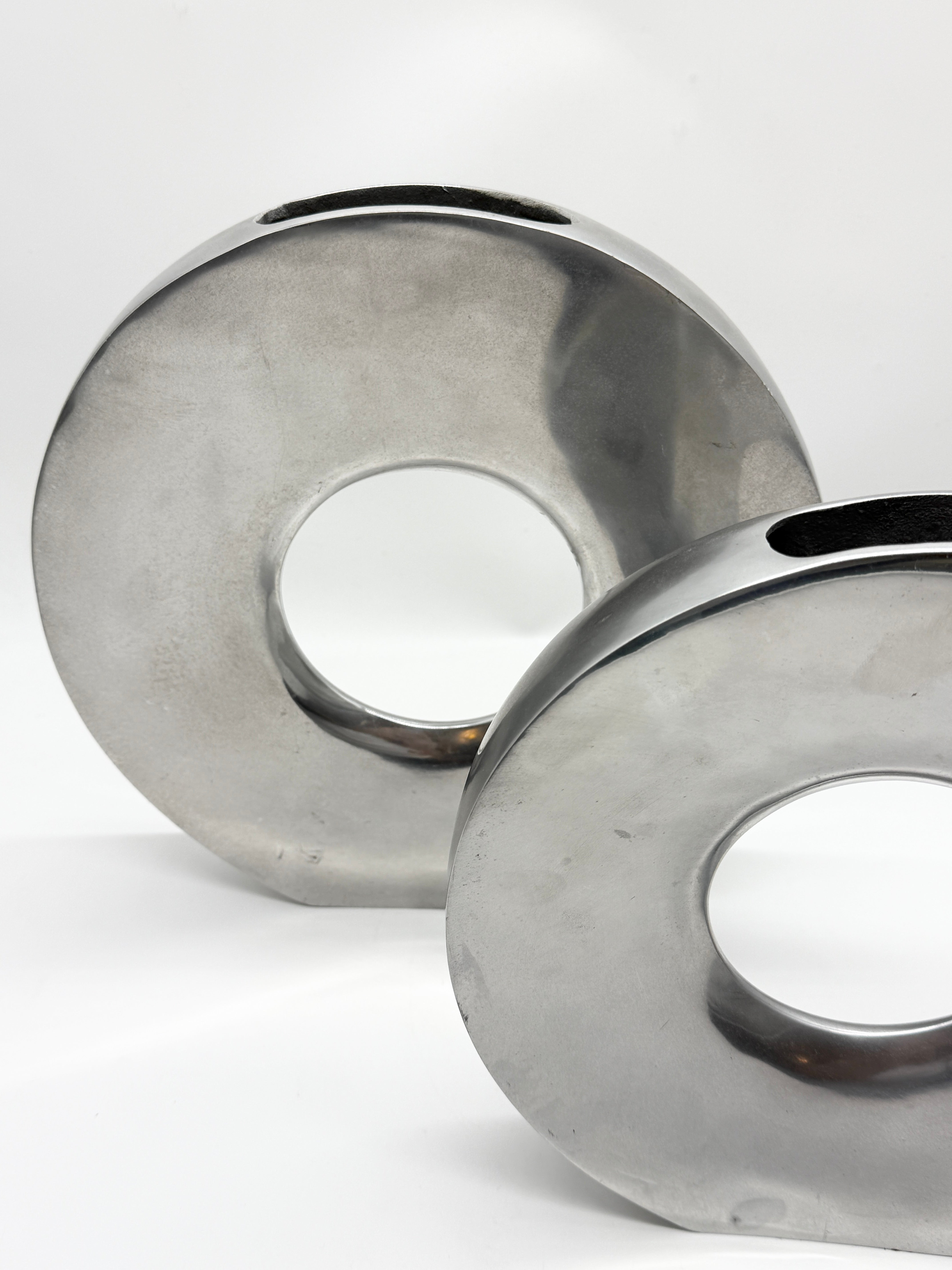 PAIRE DE VASES « DONUT » EN FONTE D’ALUMINIUM, ITALIE, 1980s