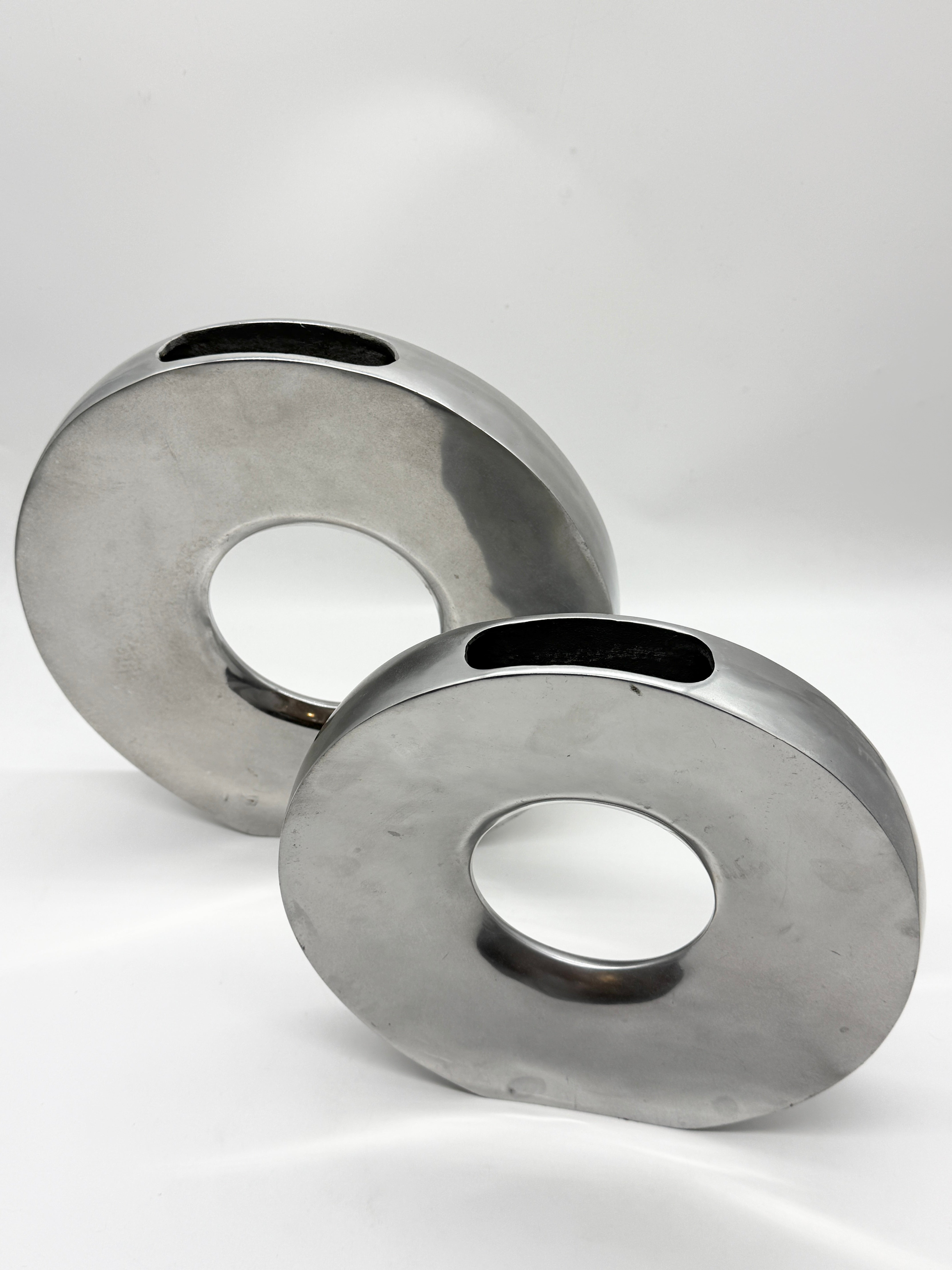 PAIRE DE VASES « DONUT » EN FONTE D’ALUMINIUM, ITALIE, 1980s