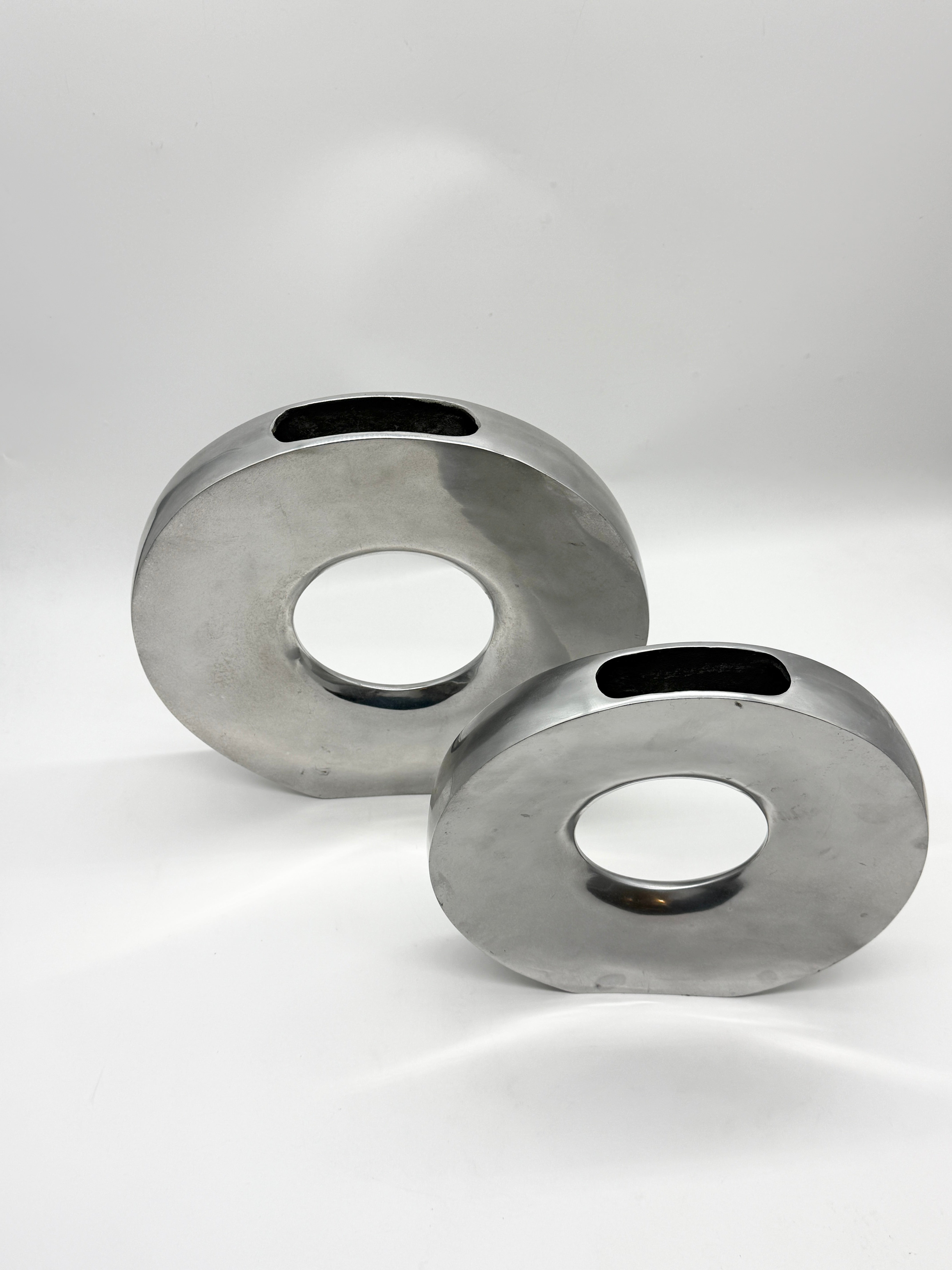 PAIRE DE VASES « DONUT » EN FONTE D’ALUMINIUM, ITALIE, 1980s