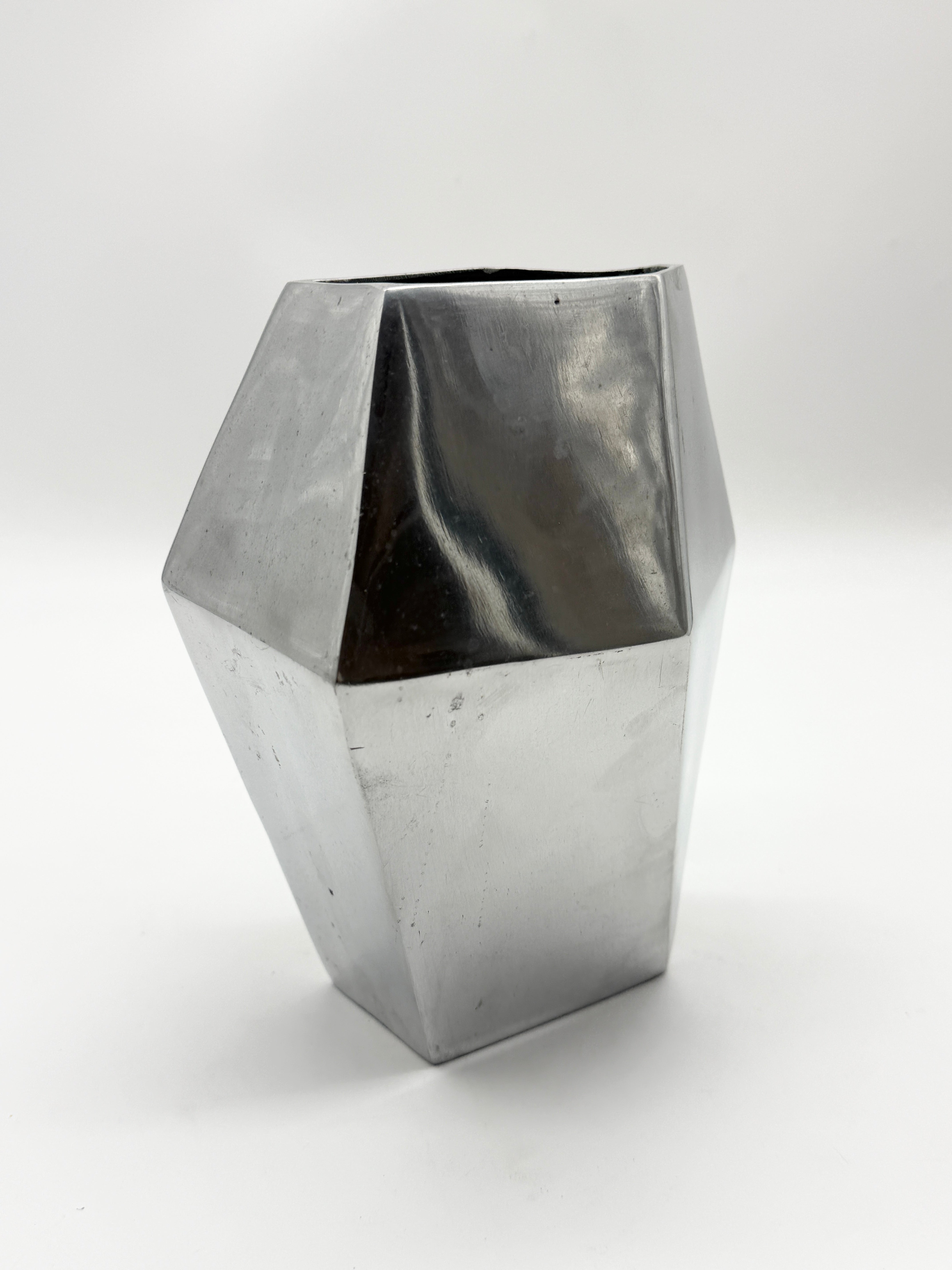 VASE "PRISME" EN FONTE D’ALUMINIUM, 1980s