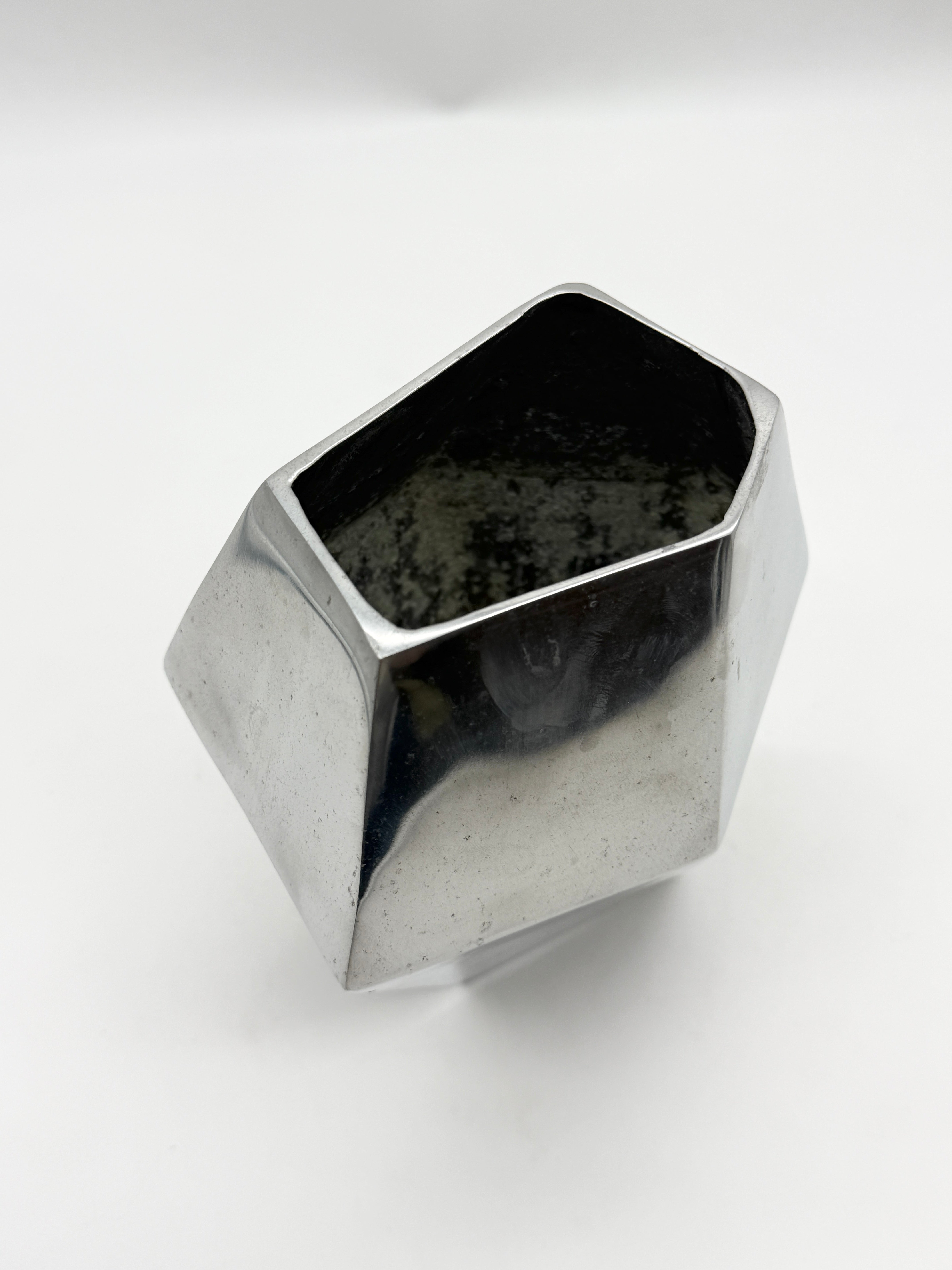 VASE "PRISME" EN FONTE D’ALUMINIUM, 1980s