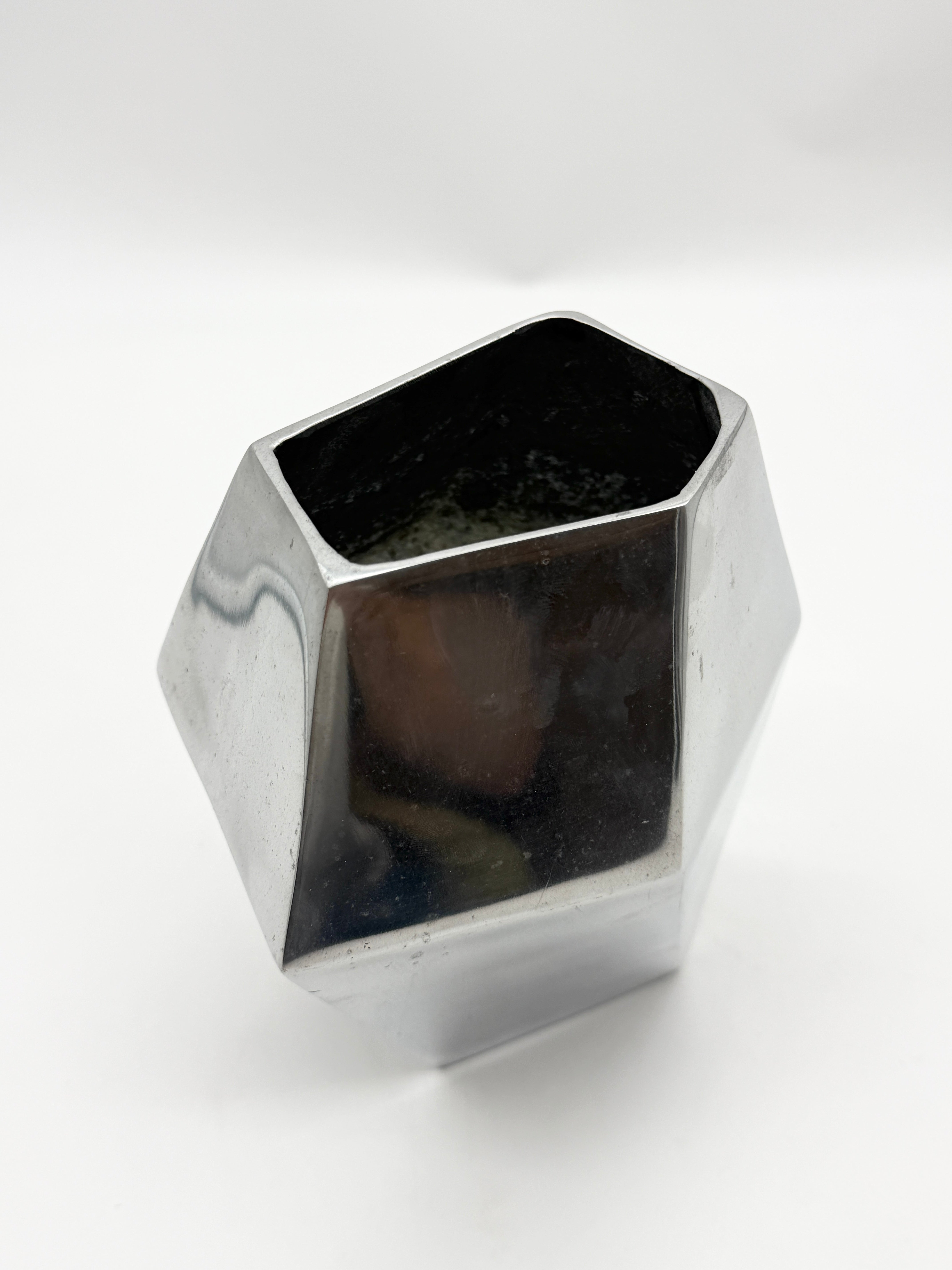 VASE "PRISME" EN FONTE D’ALUMINIUM, 1980s