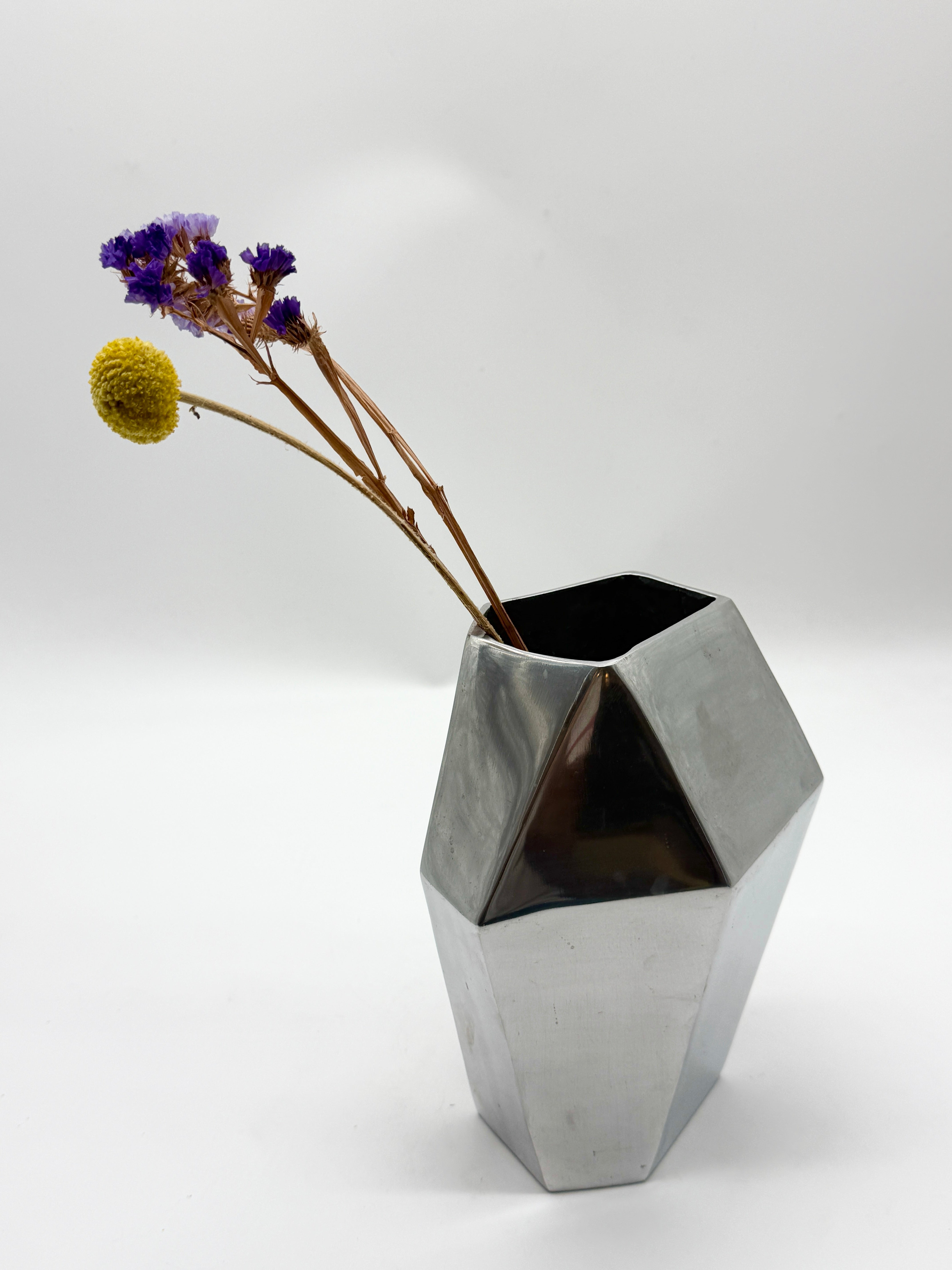 VASE "PRISME" EN FONTE D’ALUMINIUM, 1980s