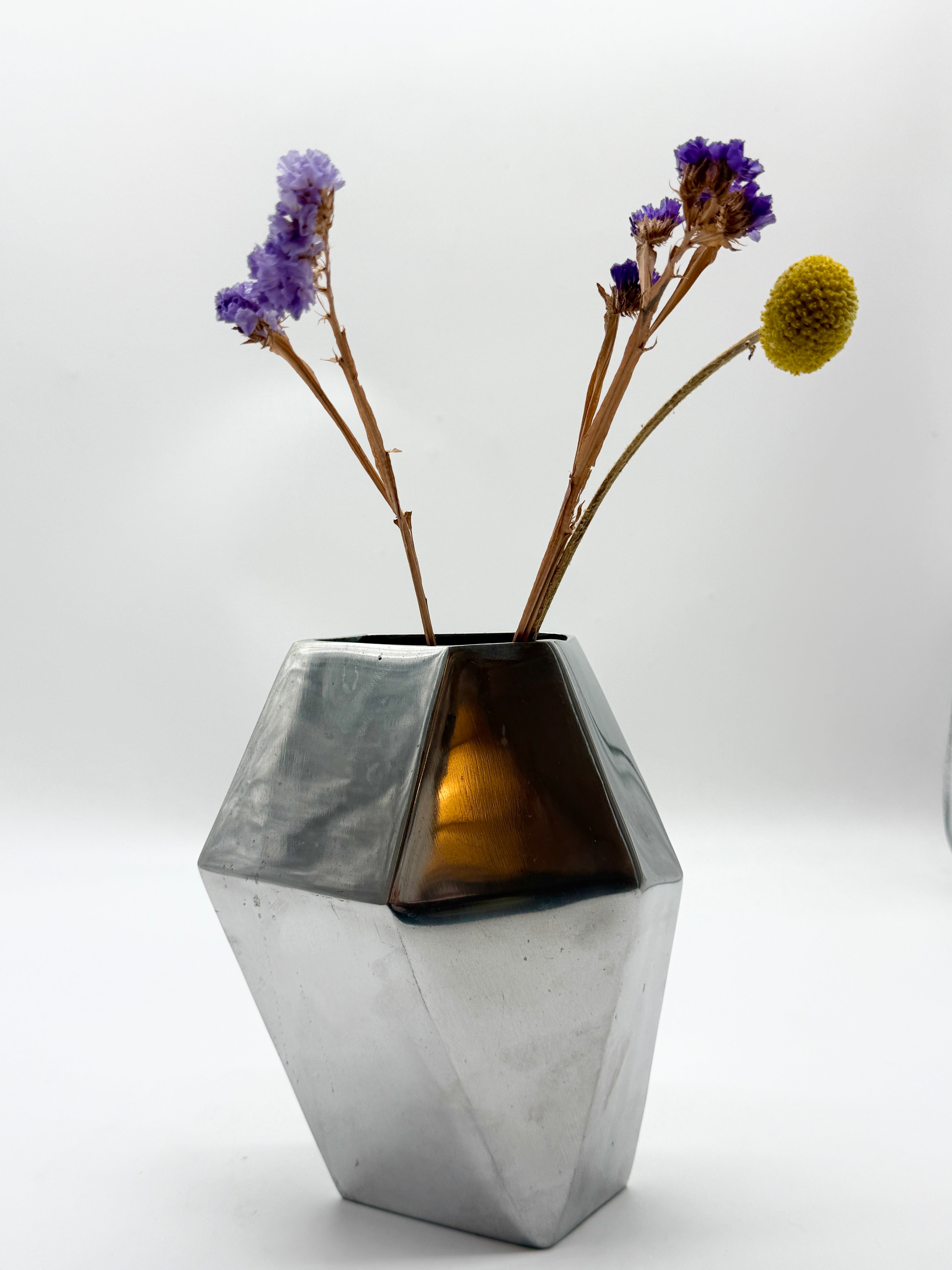 VASE "PRISME" EN FONTE D’ALUMINIUM, 1980s
