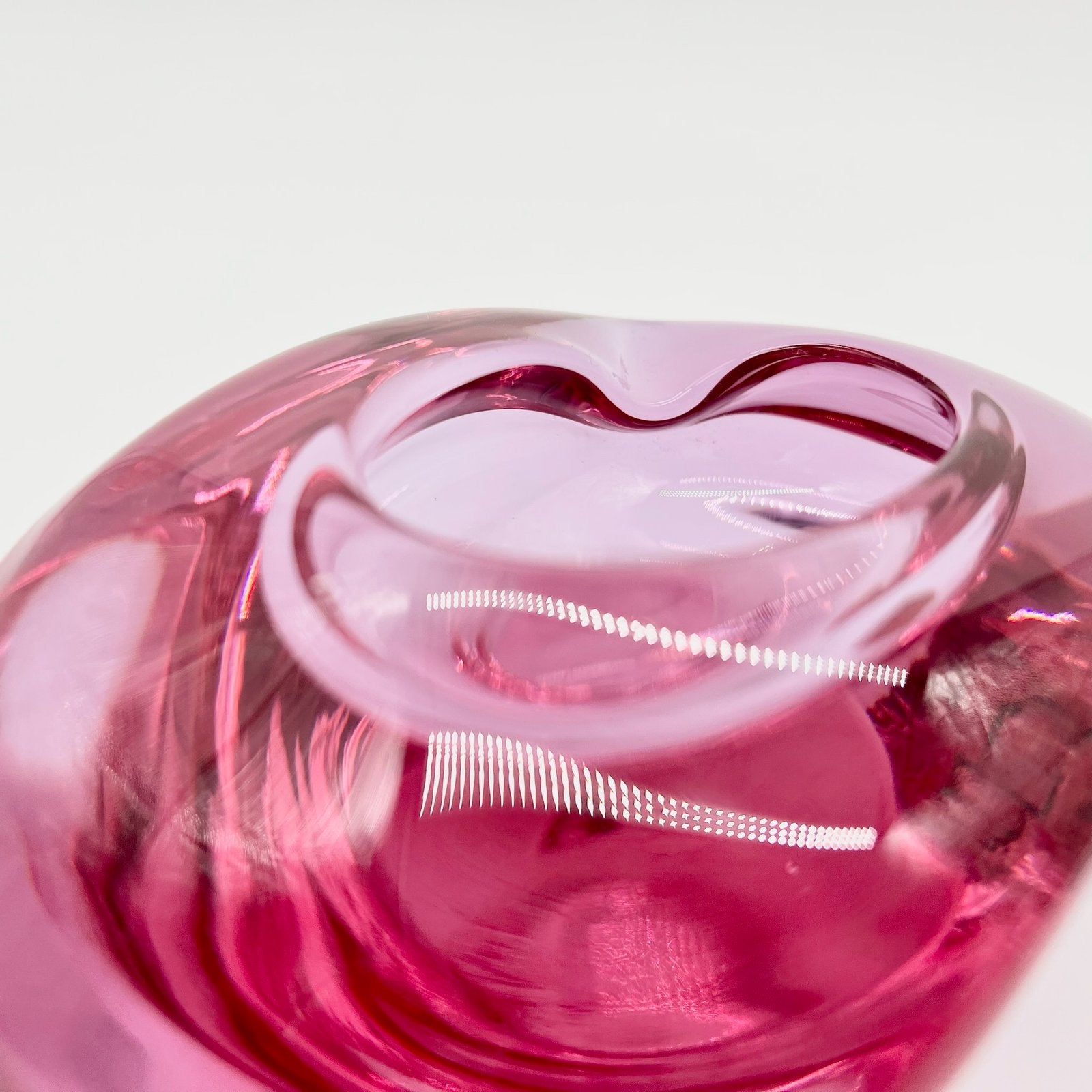CENDRIER ROSE, CRISTAL DE BOHÈME, 1960