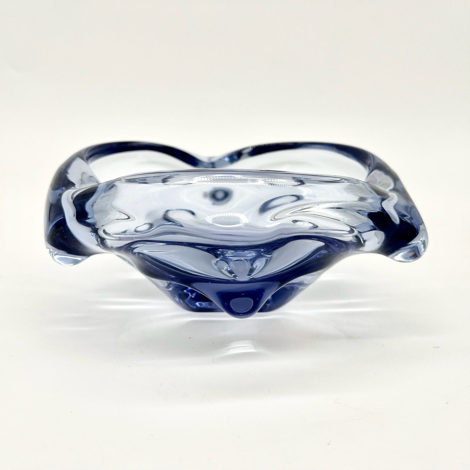 CENDRIER  CRISTAL DE BOHÈME BLEU FUMÉ, 1970