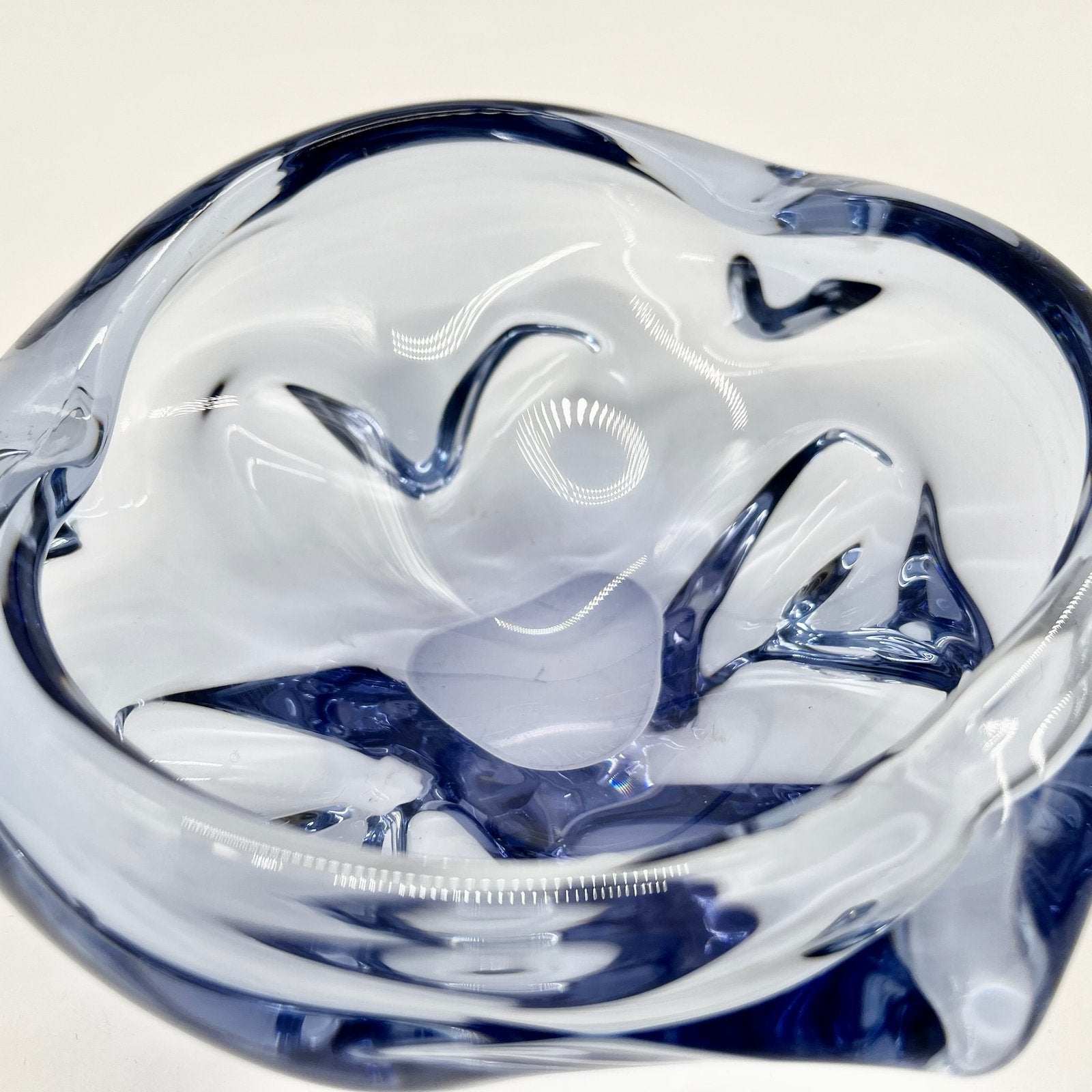 CENDRIER  CRISTAL DE BOHÈME BLEU FUMÉ, 1970